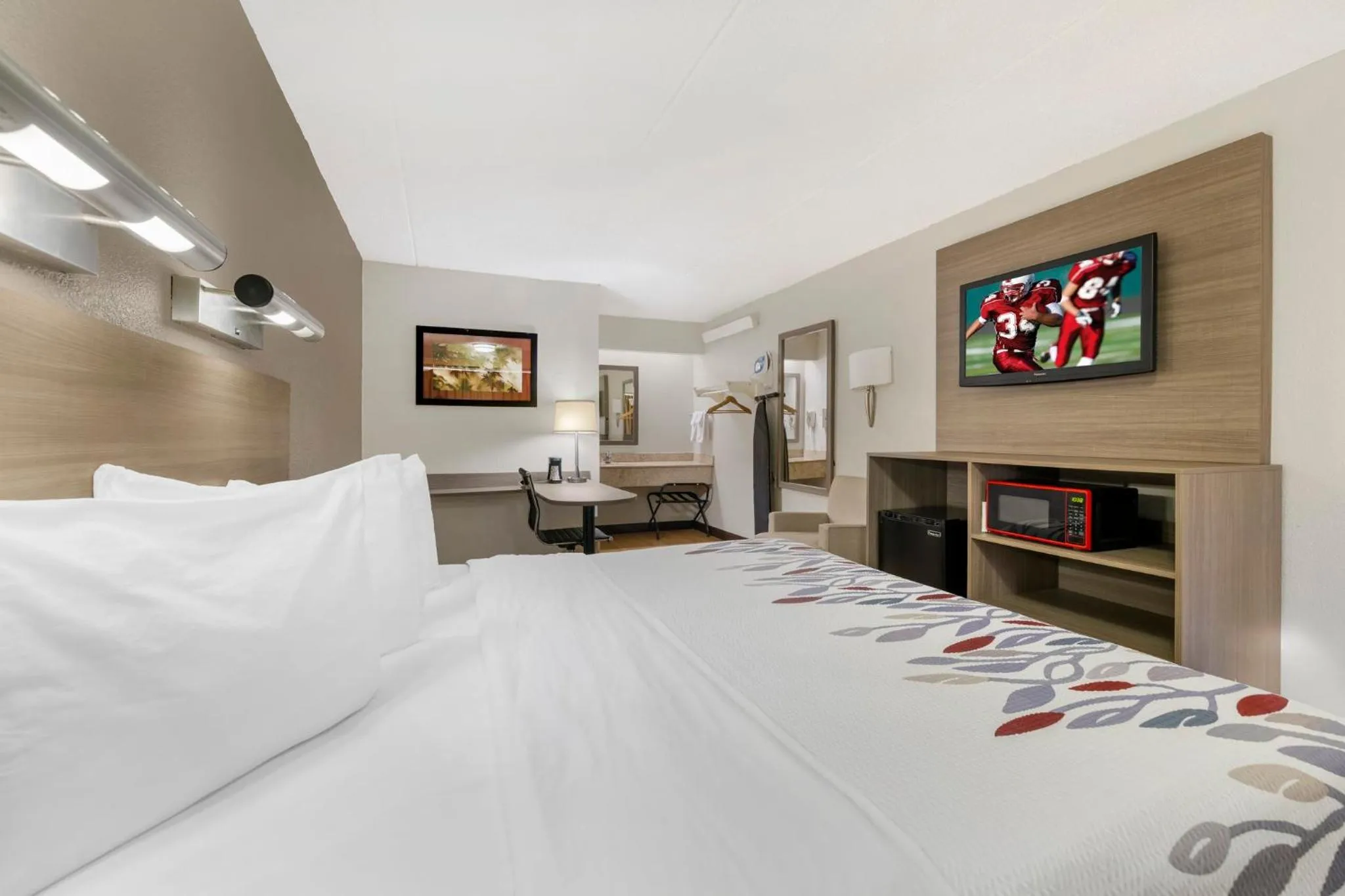 Photo of the whole room, Bed in Red Roof Inn Buffalo - Niagara Airport