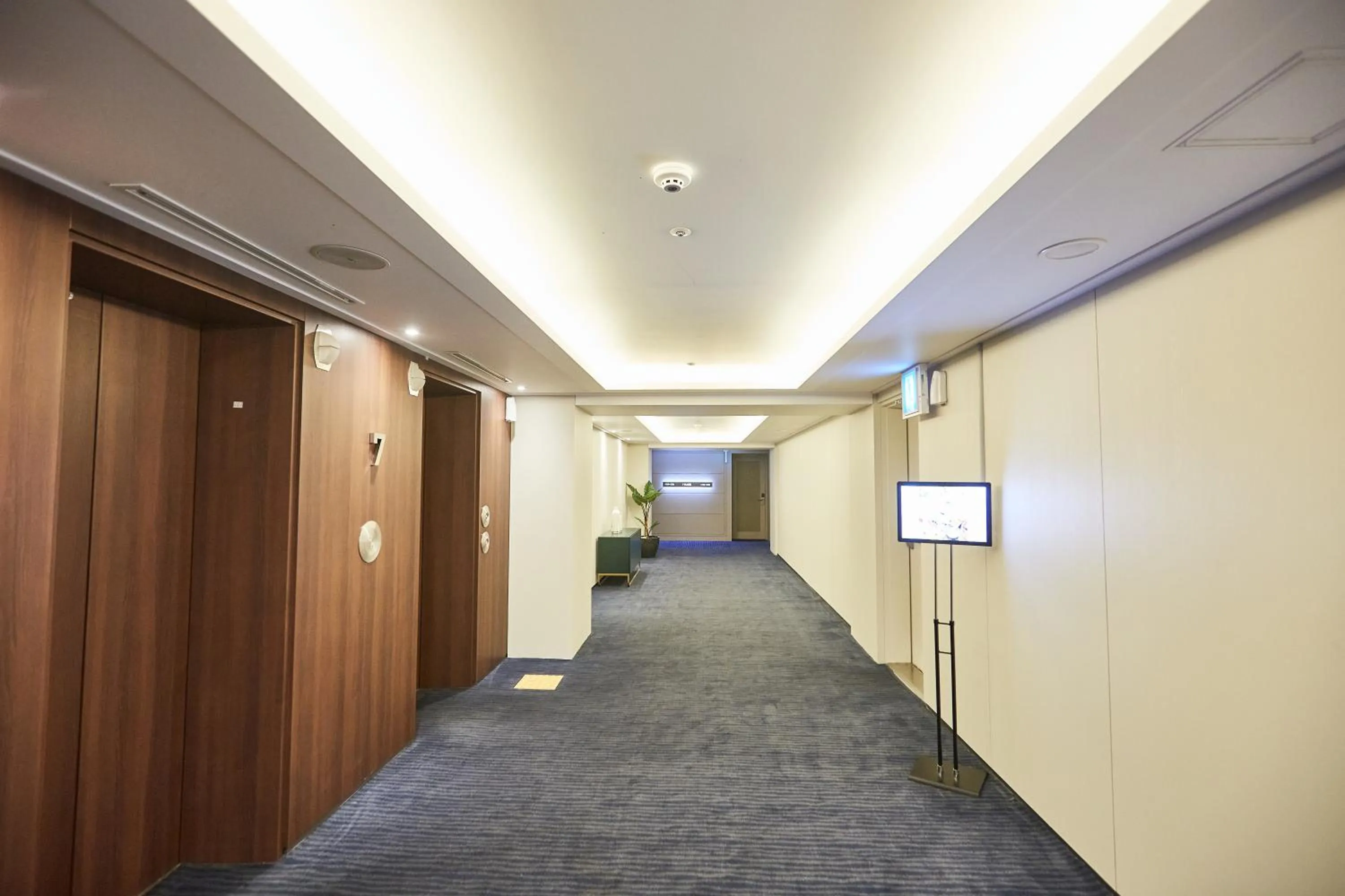 Area and facilities in Queen Vell Hotel