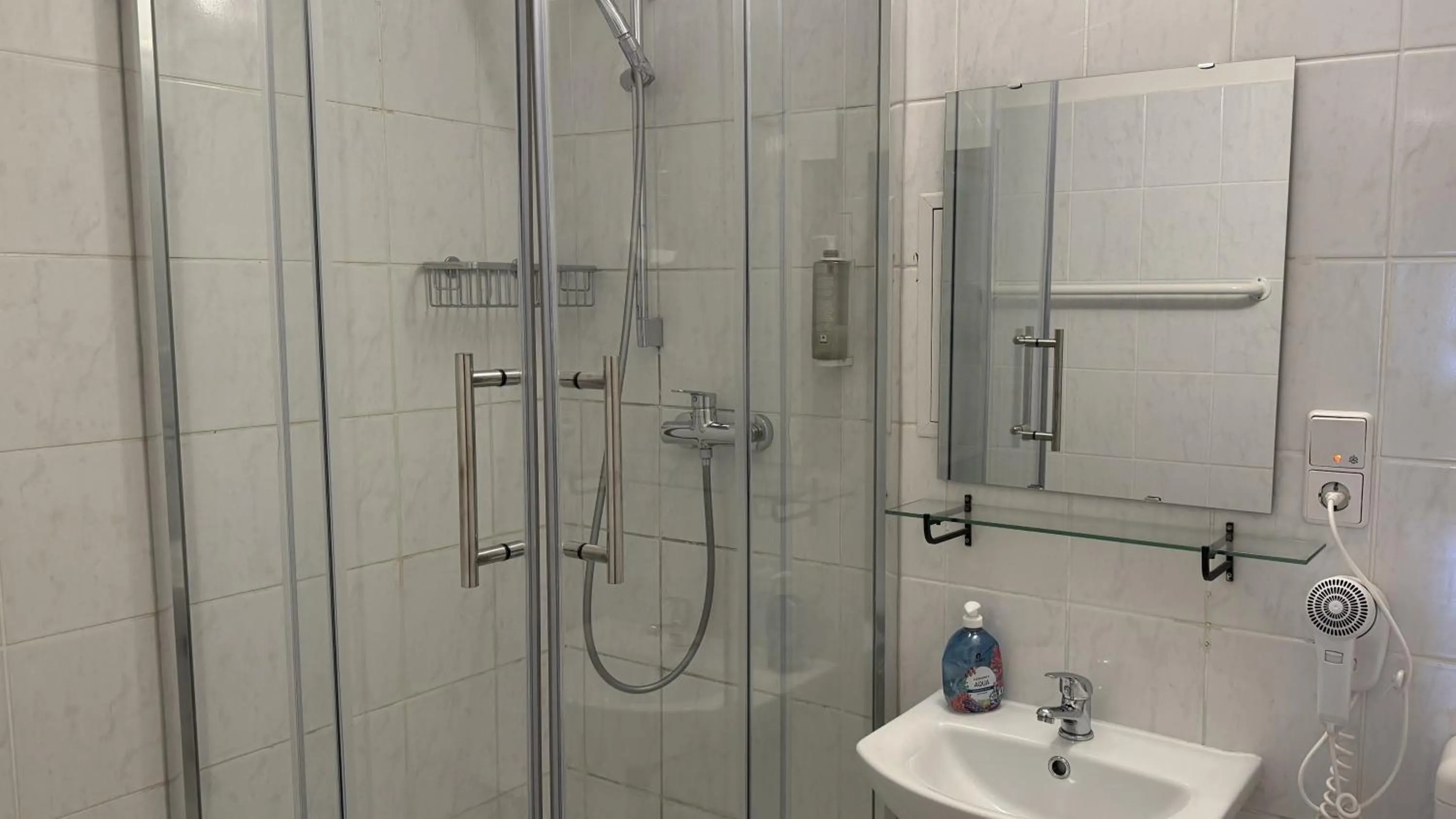 Photo of the whole room in Hotel M68