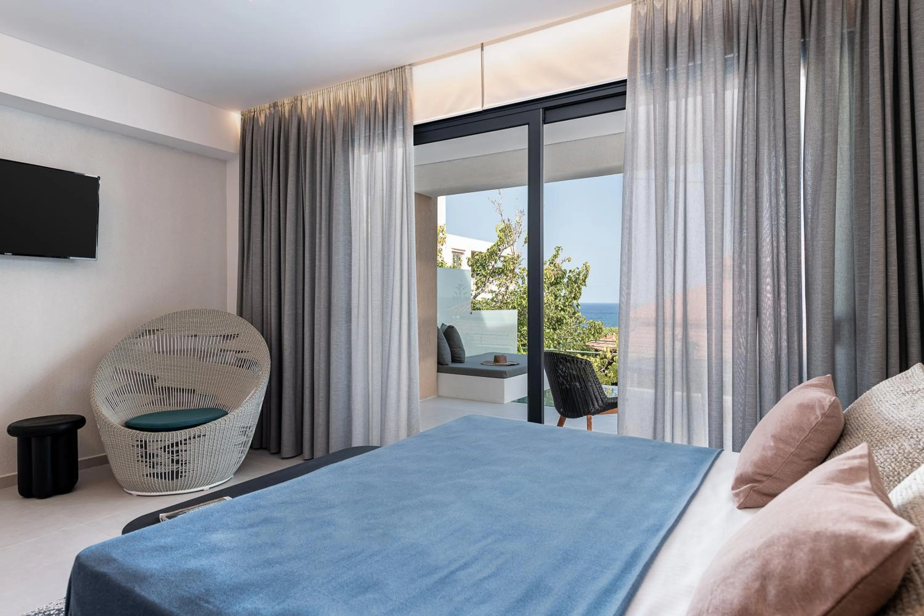 Photo of the whole room, Bed in Nuovo Luxury Suites