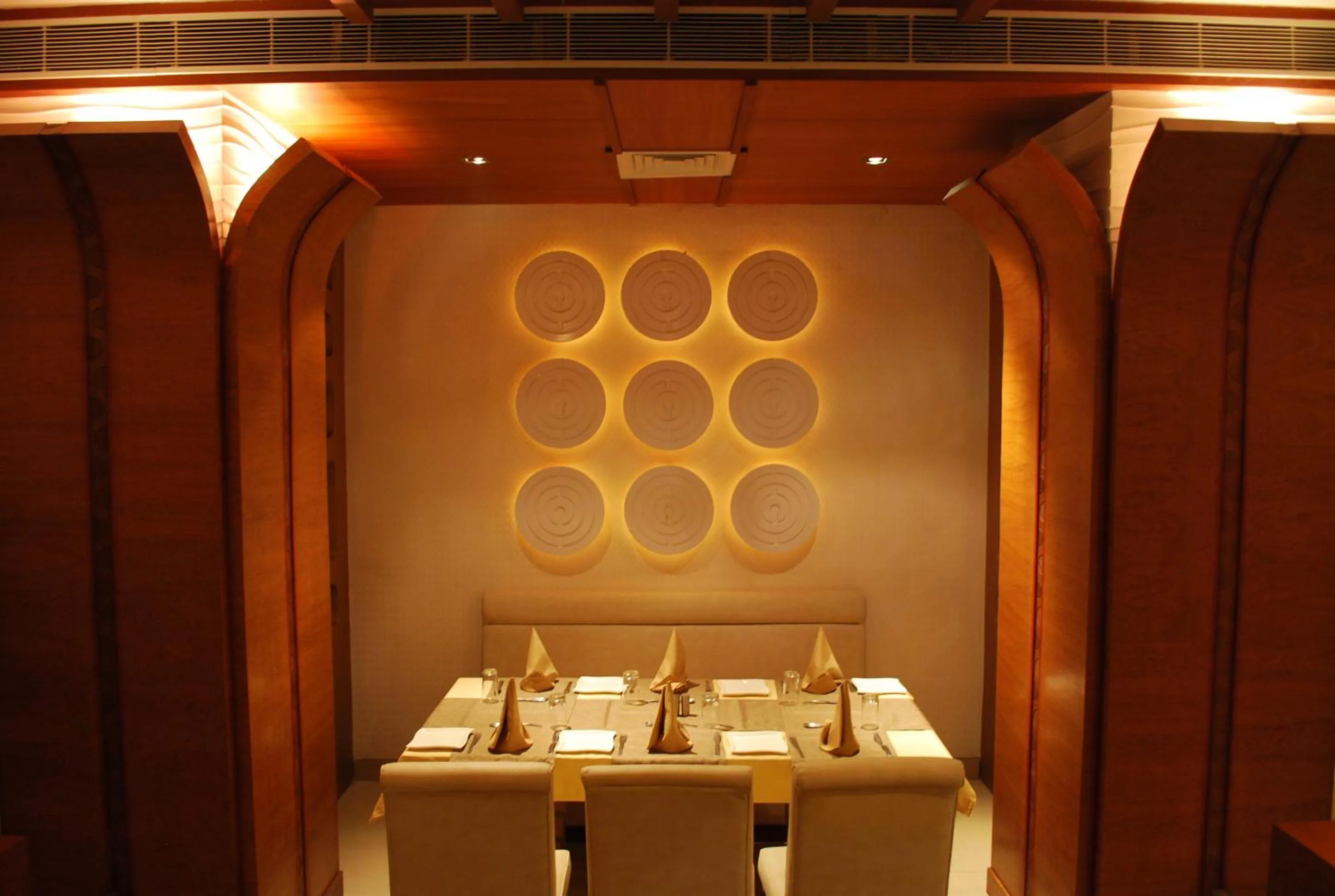 Restaurant/places to eat in Hotel Millennium