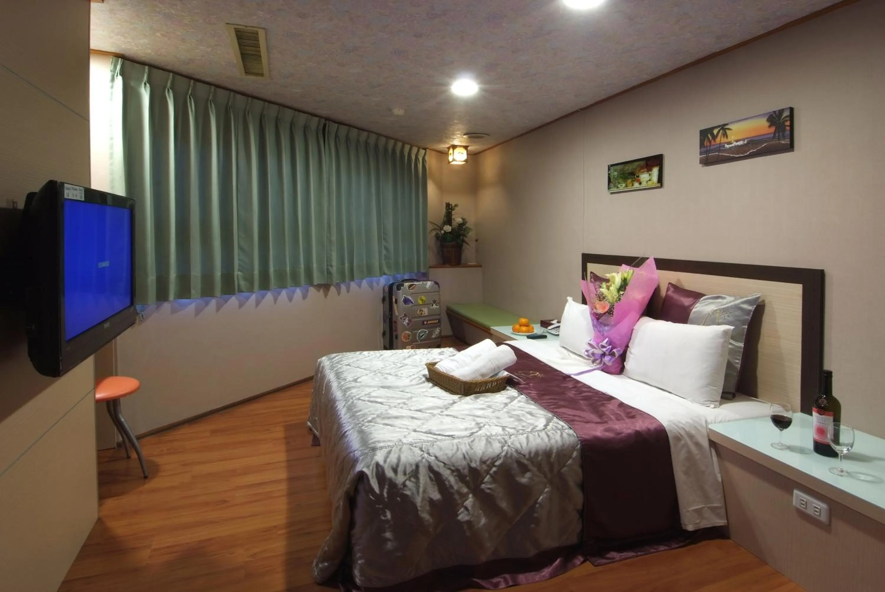 Bed in Left Bank Hotel