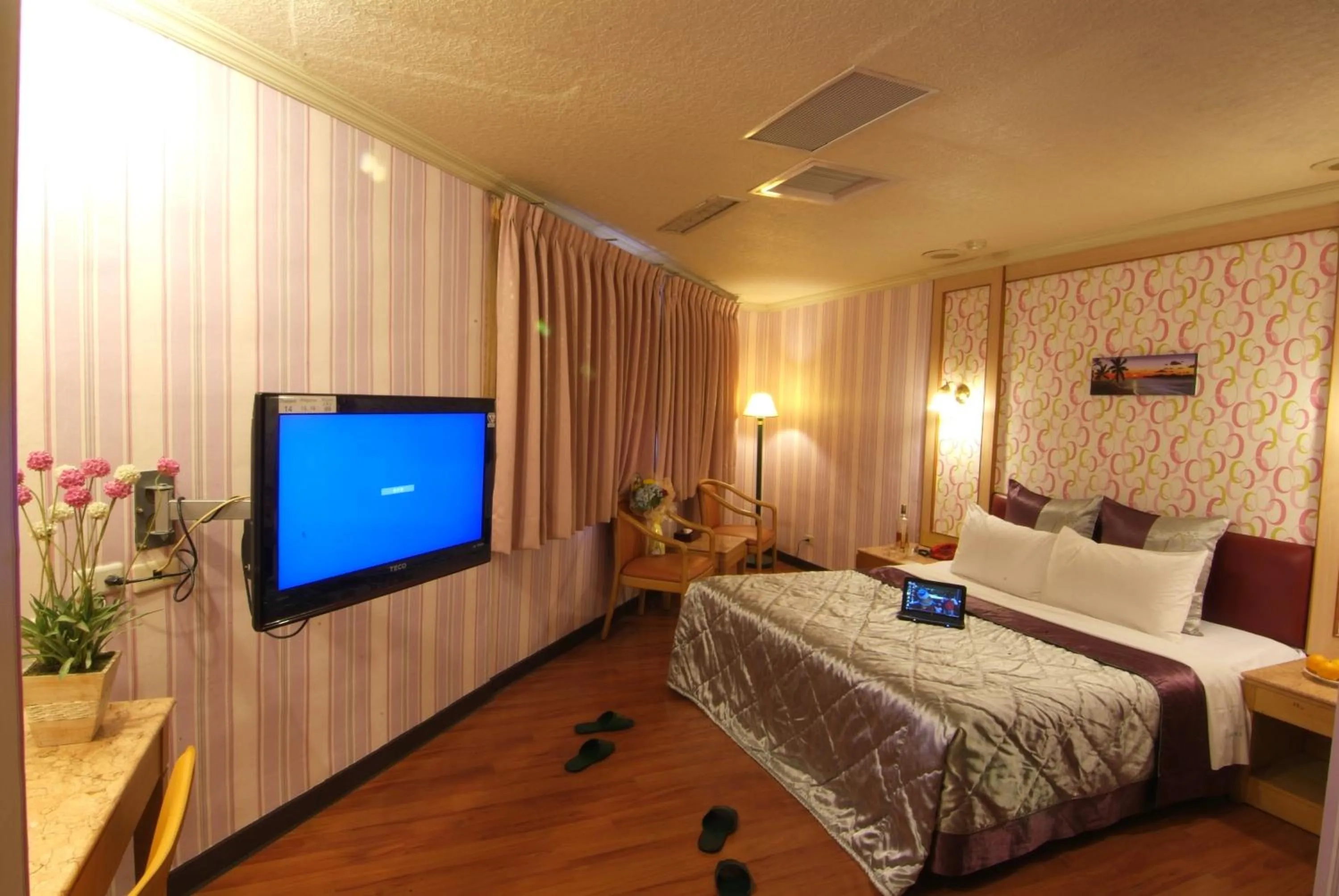 Photo of the whole room, Bed in Left Bank Hotel