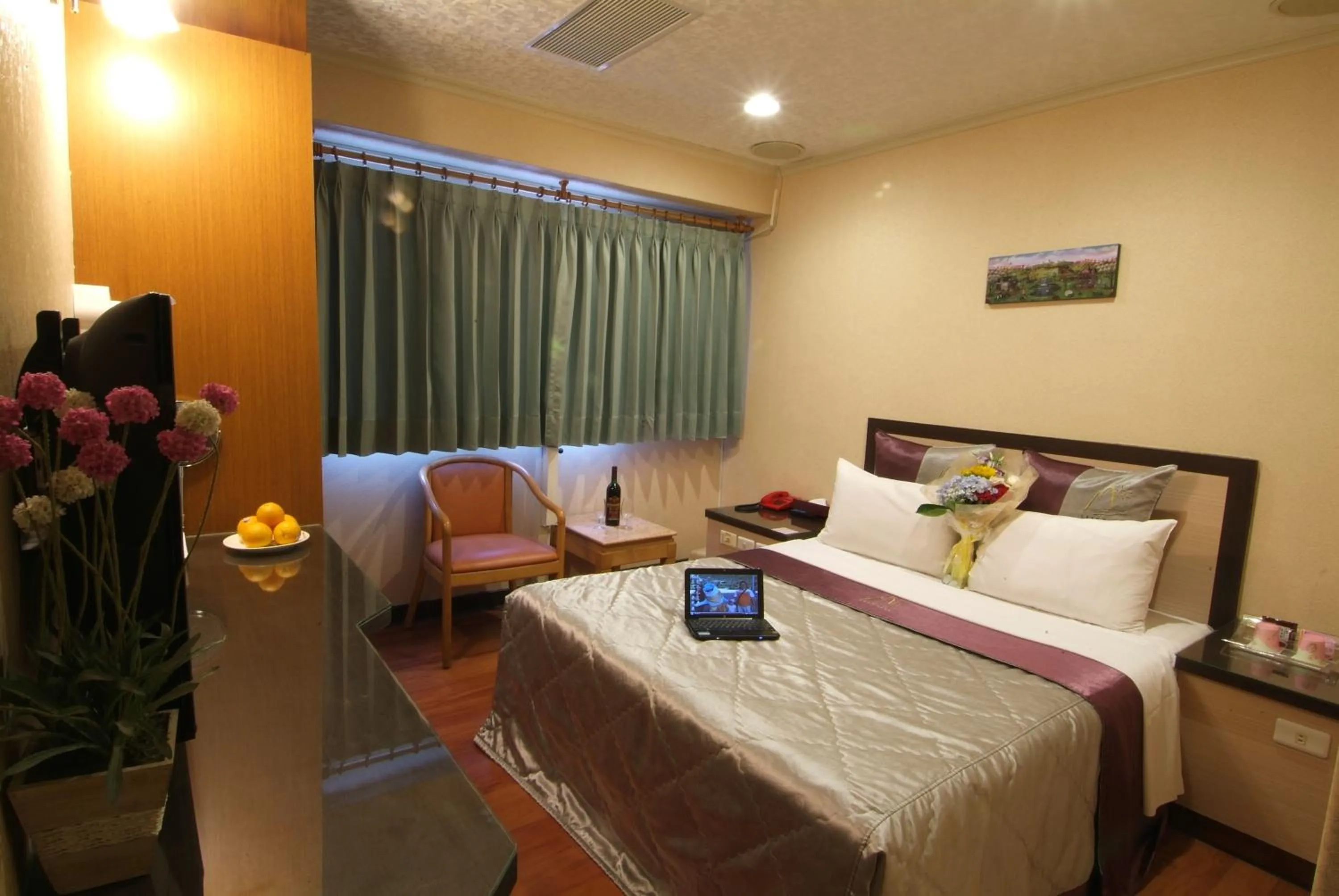 Photo of the whole room, Bed in Left Bank Hotel