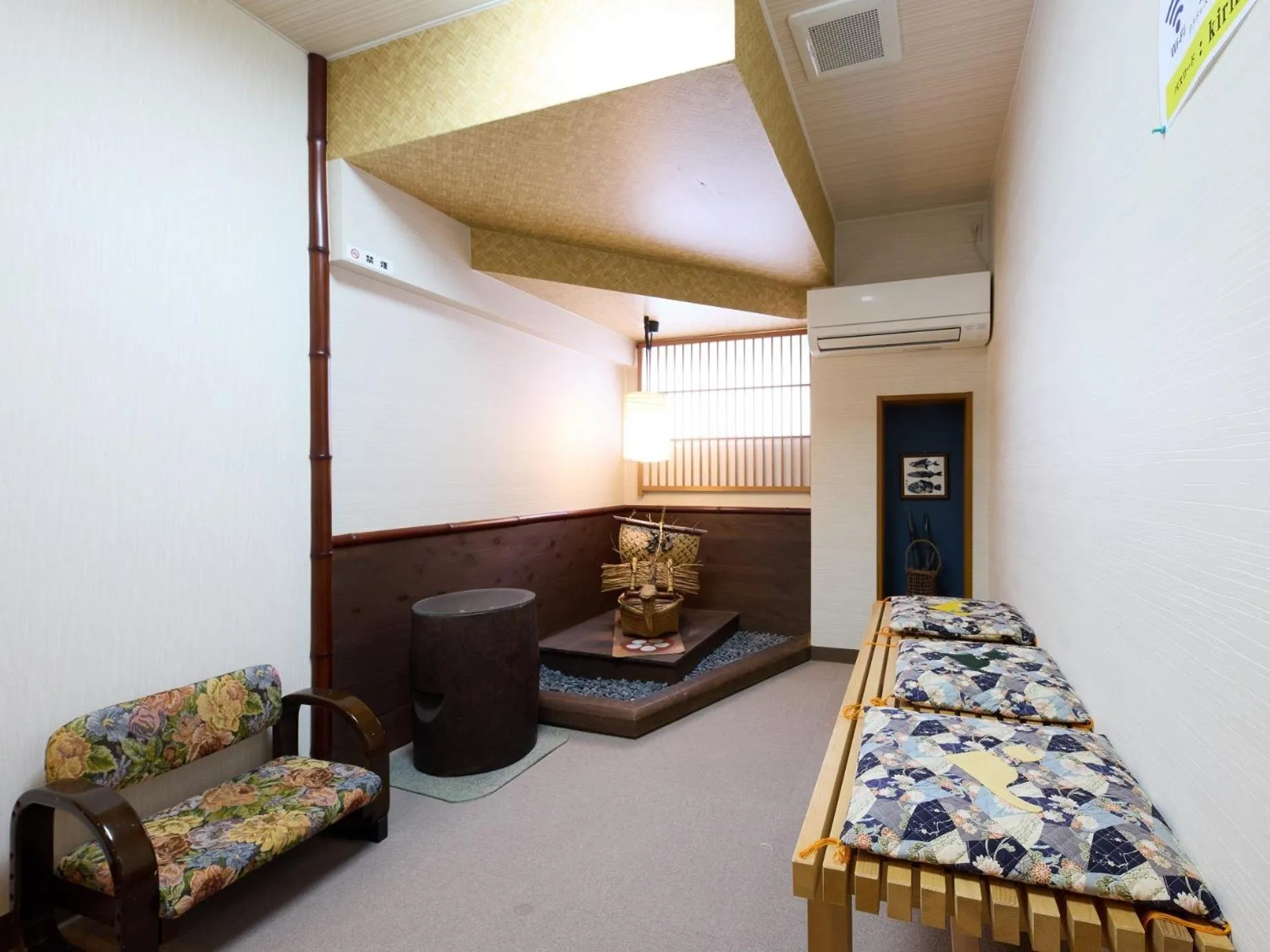 Communal lounge/ TV room, Bed in Yodoya