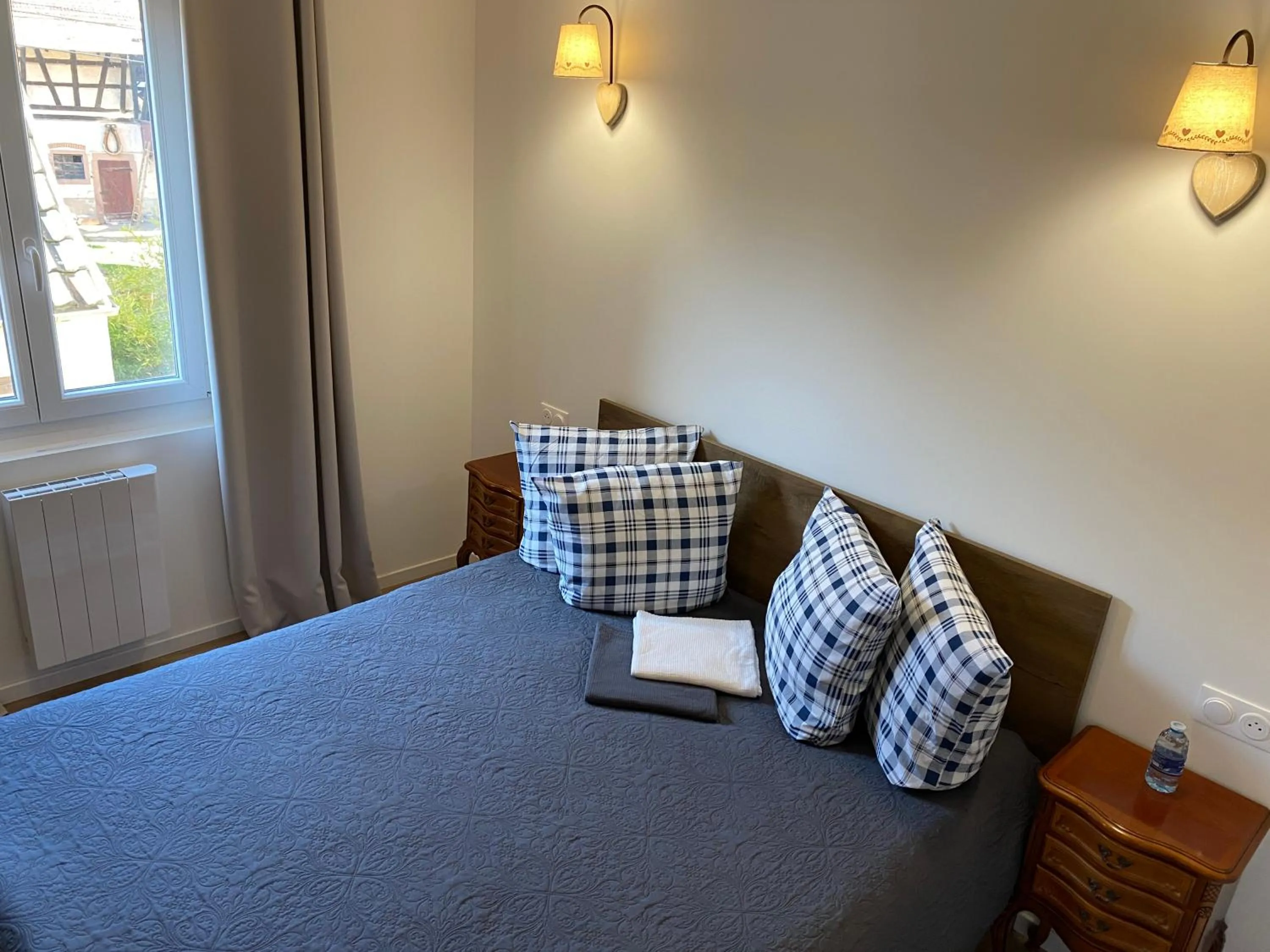 Bedroom, Bed in Au repos des vignes, chambres d'hôtes