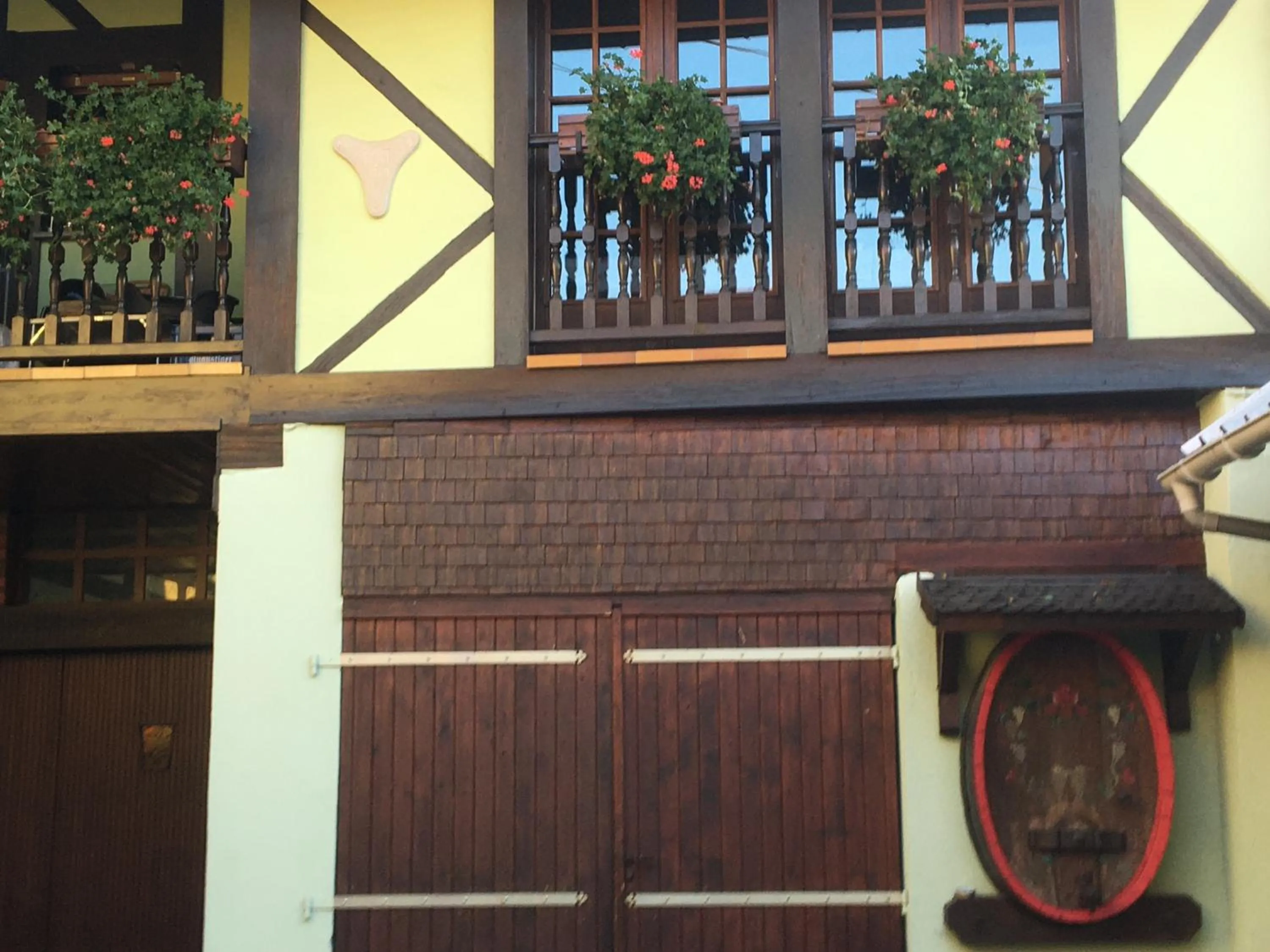 Inner courtyard view in Au repos des vignes, chambres d'hôtes
