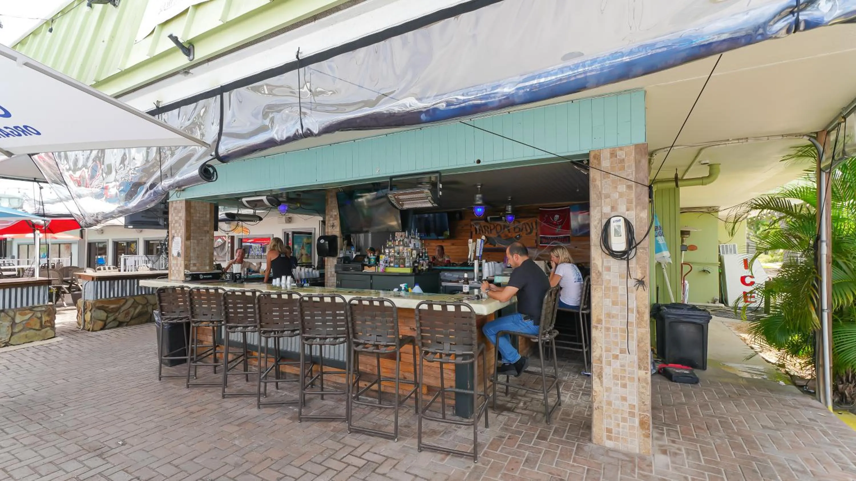 Heated Pool, Huge TV, Waterfront Tiki Bar & Grill, Close to Beaches