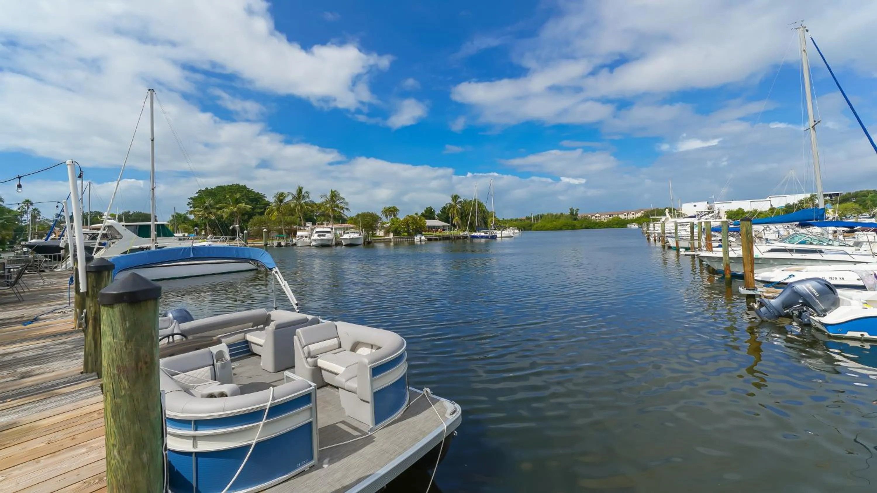 Heated Pool, Huge TV, Waterfront Tiki Bar & Grill, Close to Beaches