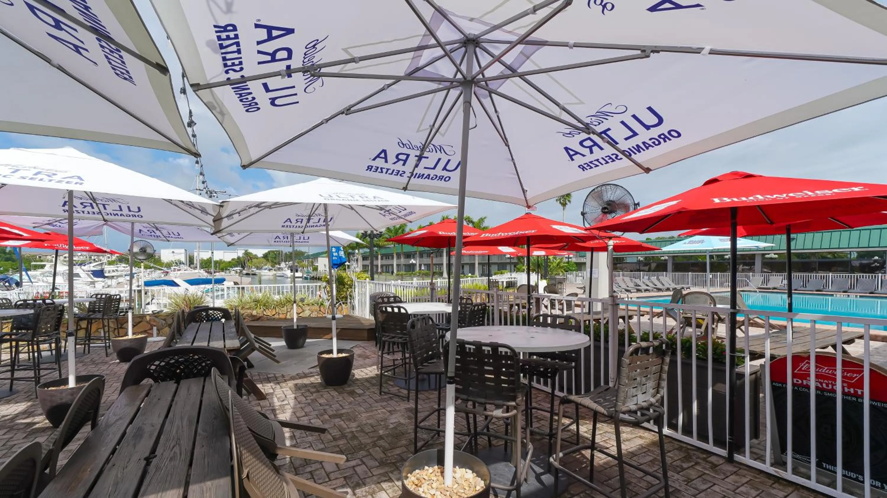 Heated Pool, Huge TV, Waterfront Tiki Bar & Grill, Close to Beaches