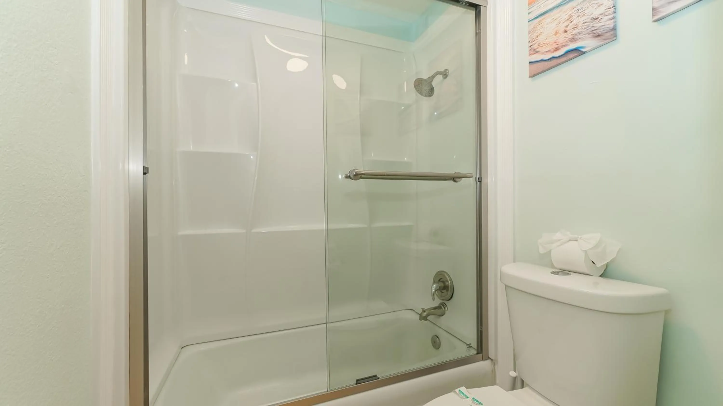 Heated Pool, Huge TV, Waterfront Tiki Bar & Grill, Close to Beaches