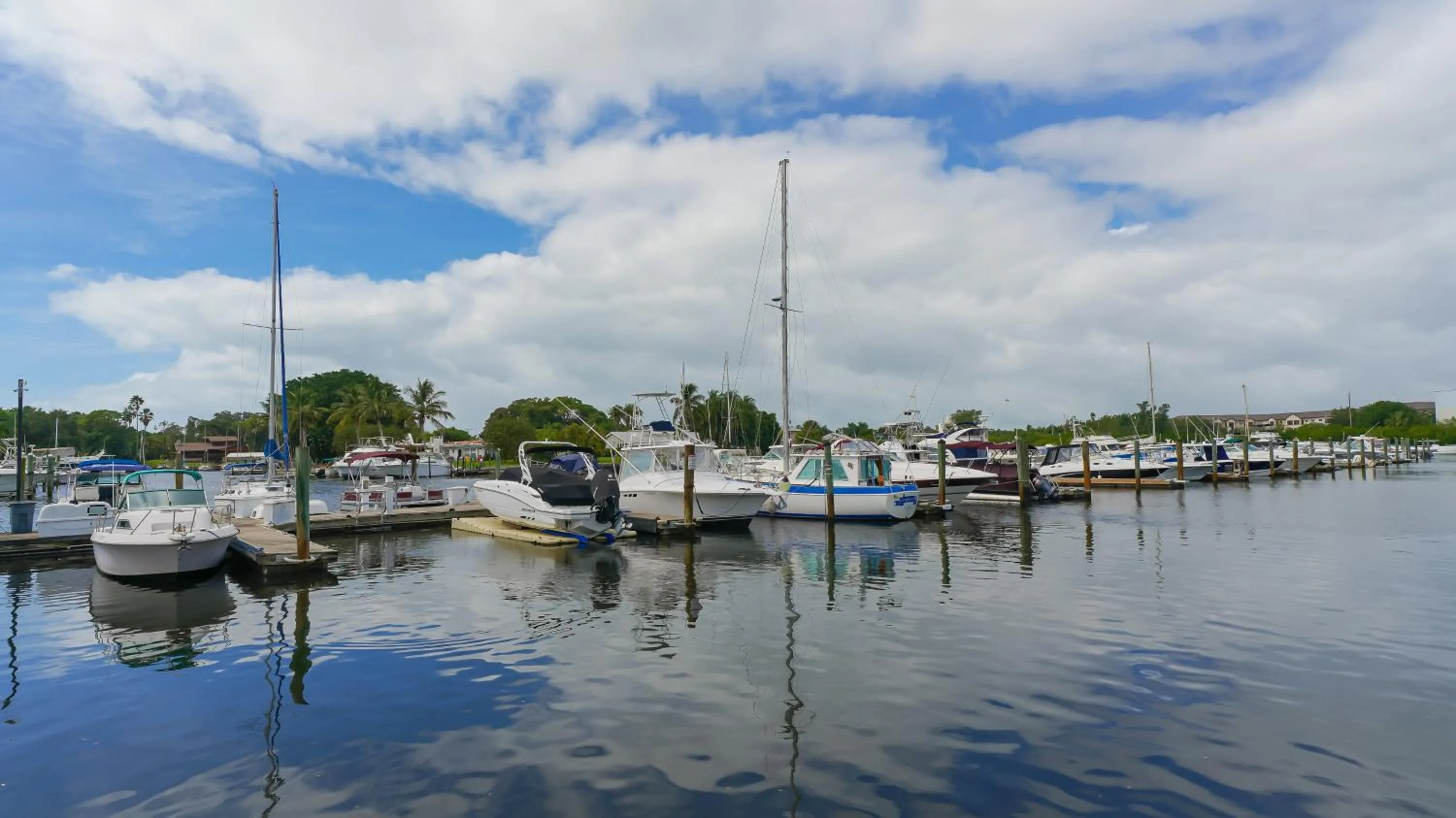 Heated Pool, Huge TV, Waterfront Tiki Bar & Grill, Close to Beaches