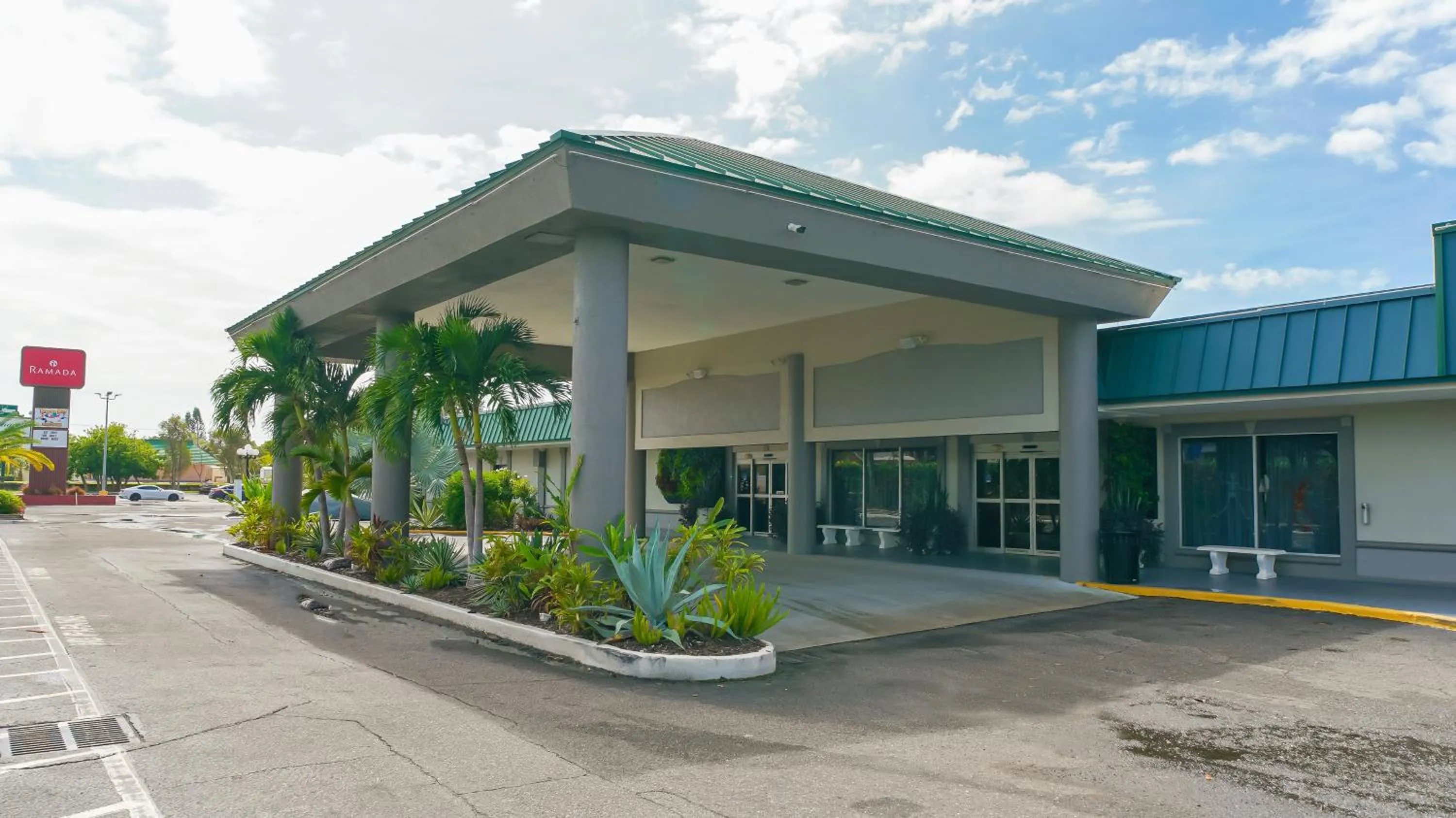 Heated Pool, Huge TV, Waterfront Tiki Bar & Grill, Close to Beaches