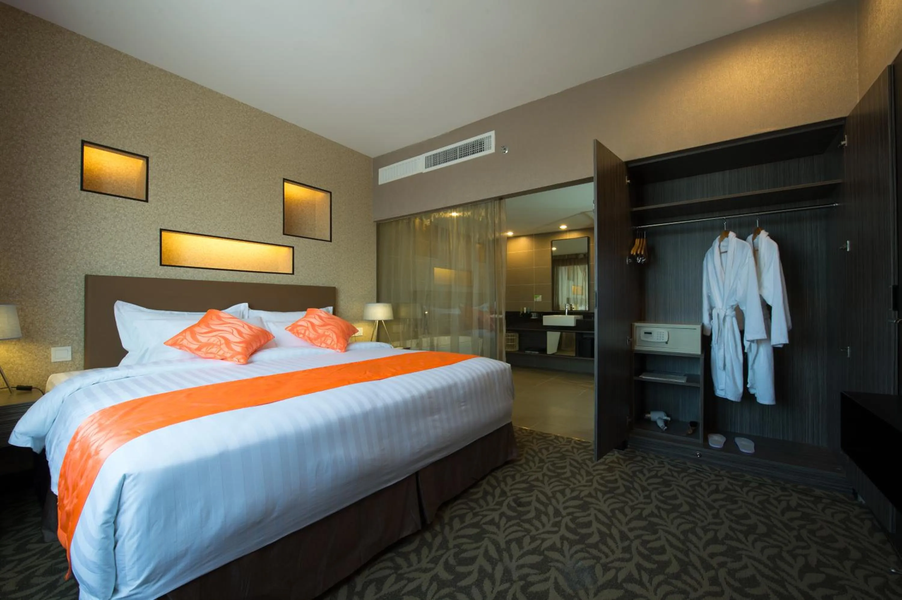 Bedroom, Bed in Grand Alora Hotel