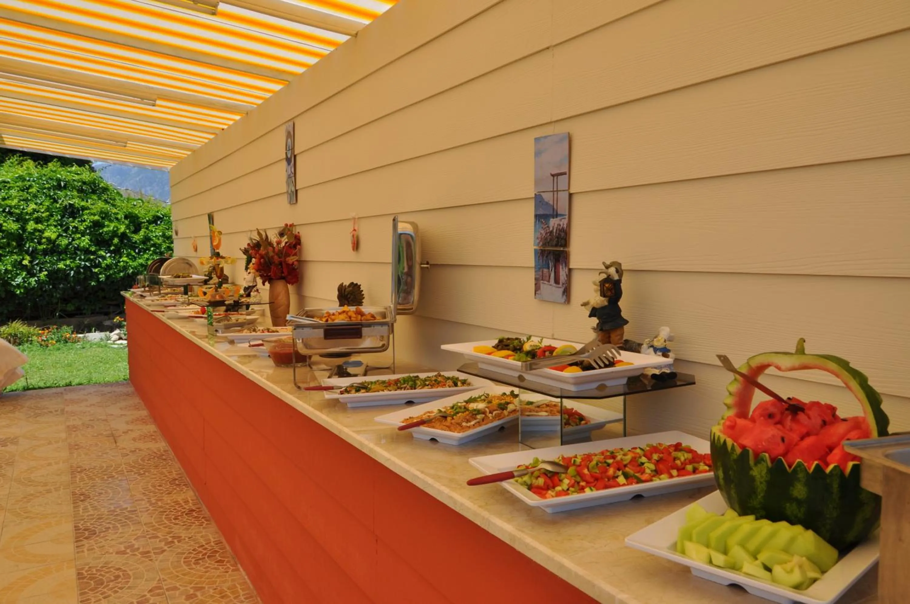 Restaurant/places to eat in MG Moms Hotel