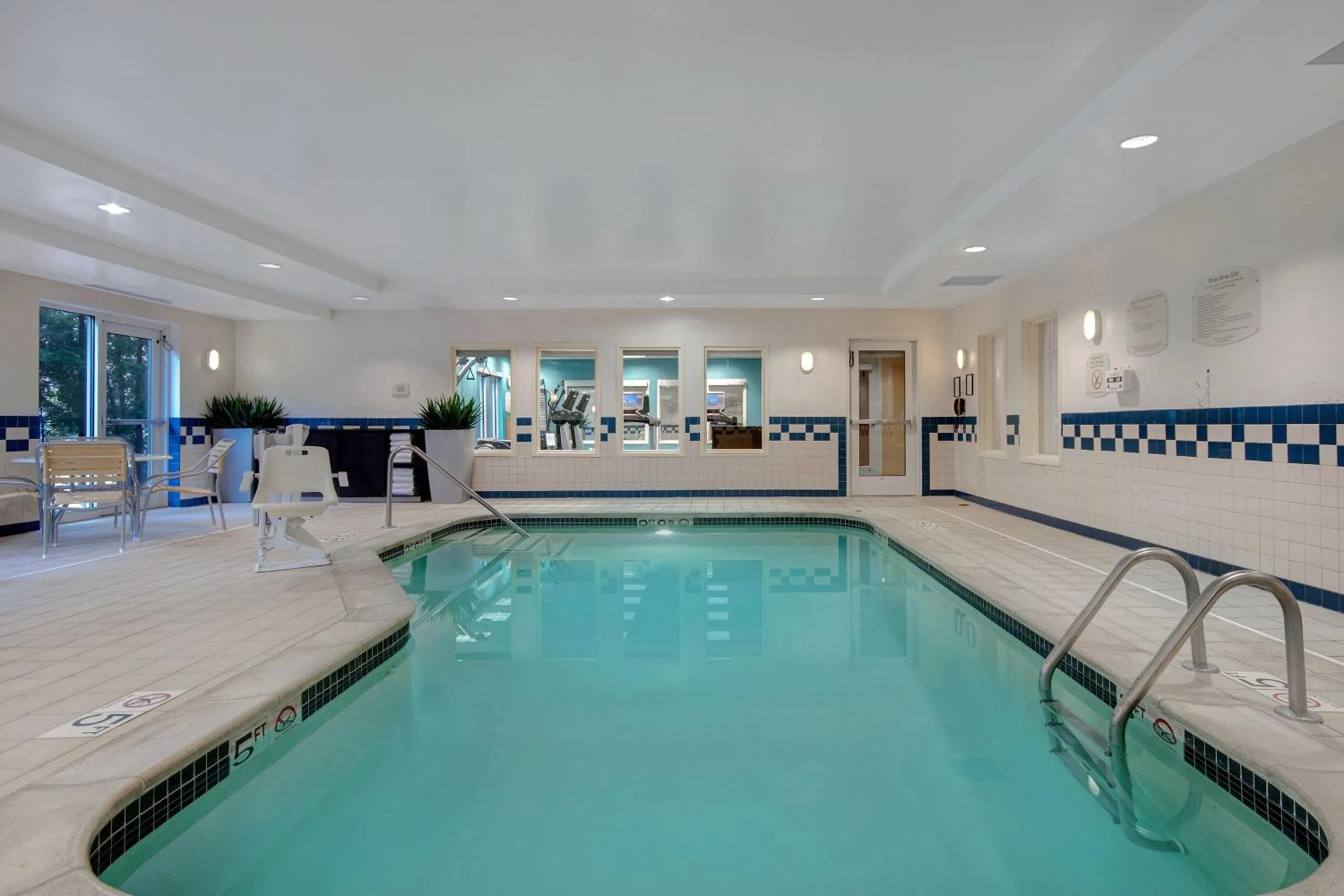 Swimming pool in Fairfield Inn & Suites by Marriott Detroit Metro Airport Romulus