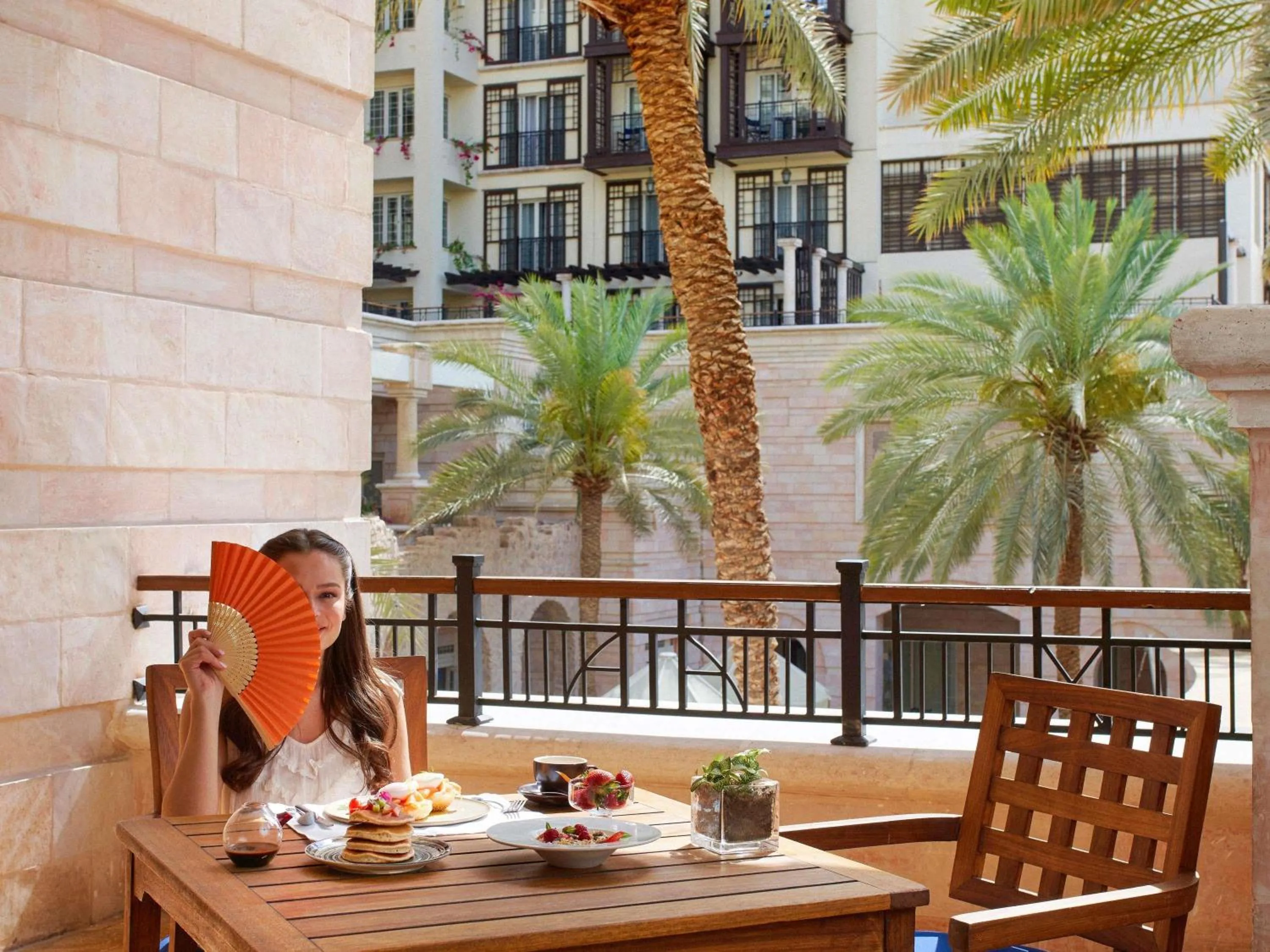 Lounge or bar in Mövenpick Resort & Residences Aqaba