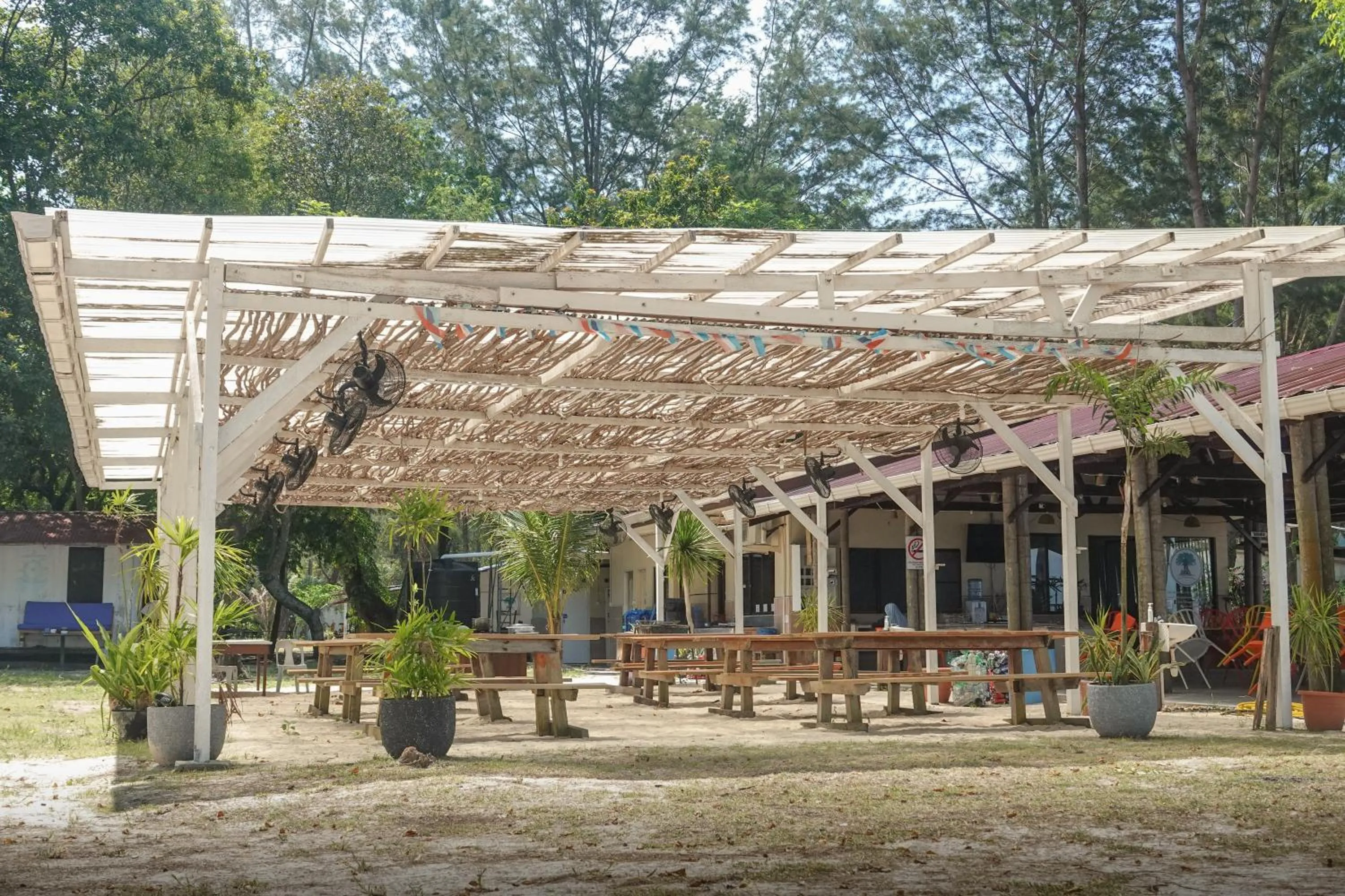 Restaurant/places to eat in Ara Dinawan Island Resort