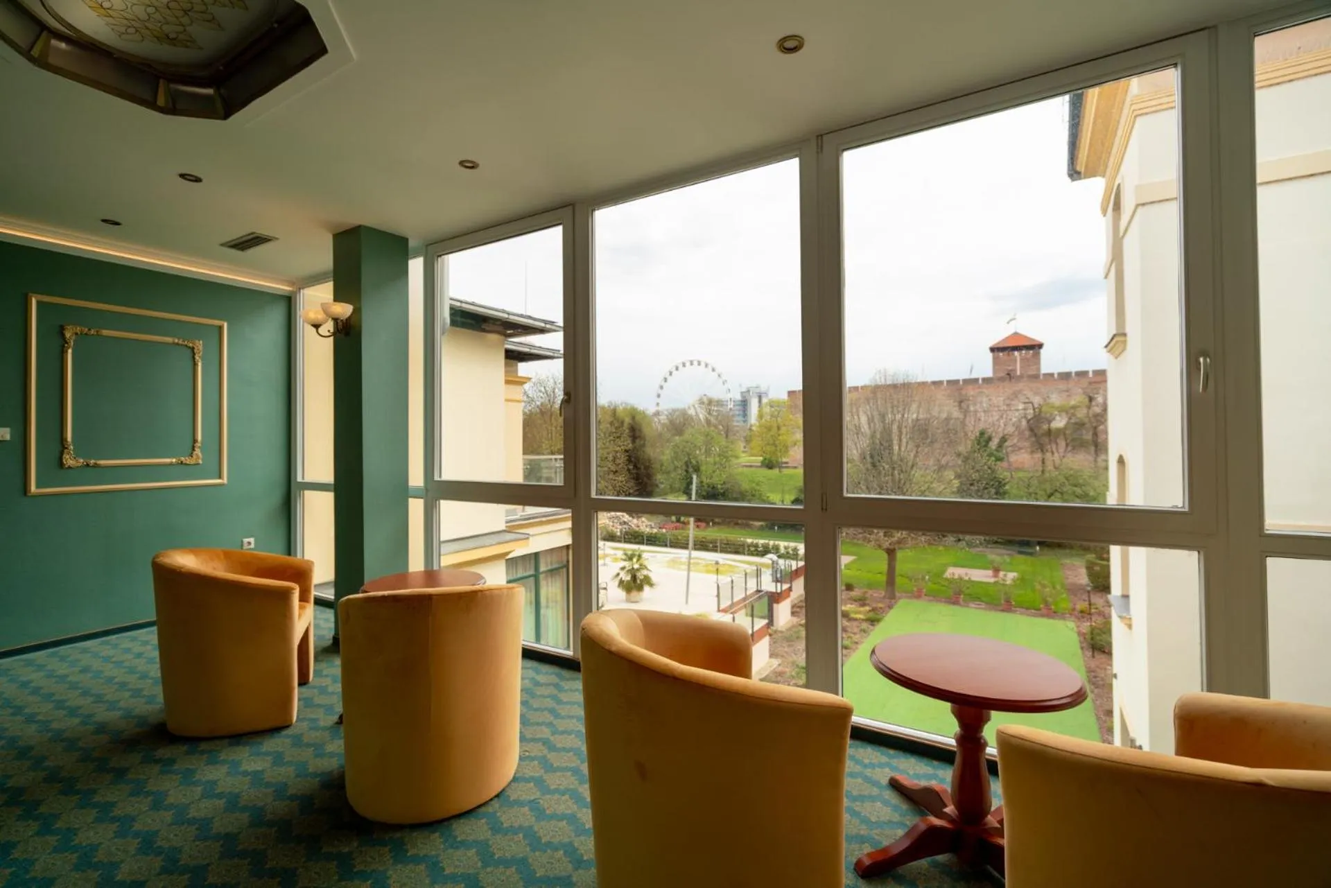 Inner courtyard view in Elizabeth Hotel