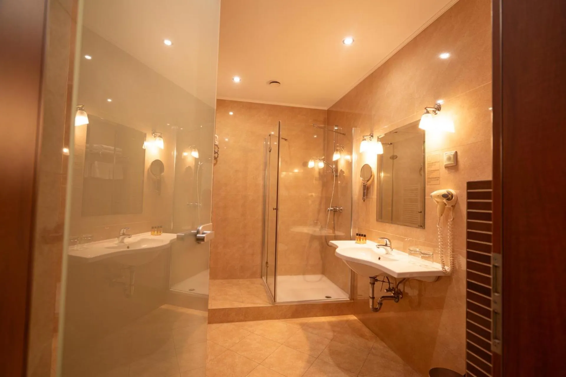 Bathroom in Elizabeth Hotel