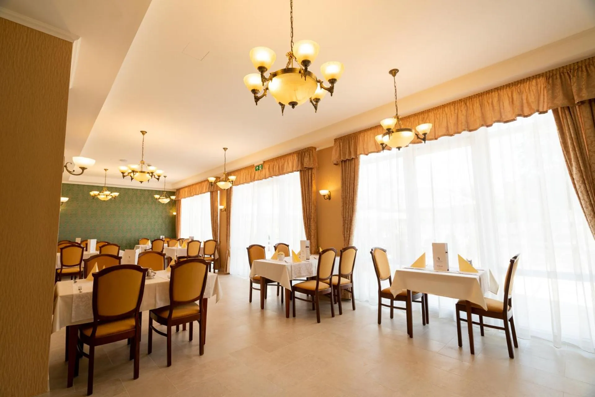 Restaurant/places to eat in Elizabeth Hotel