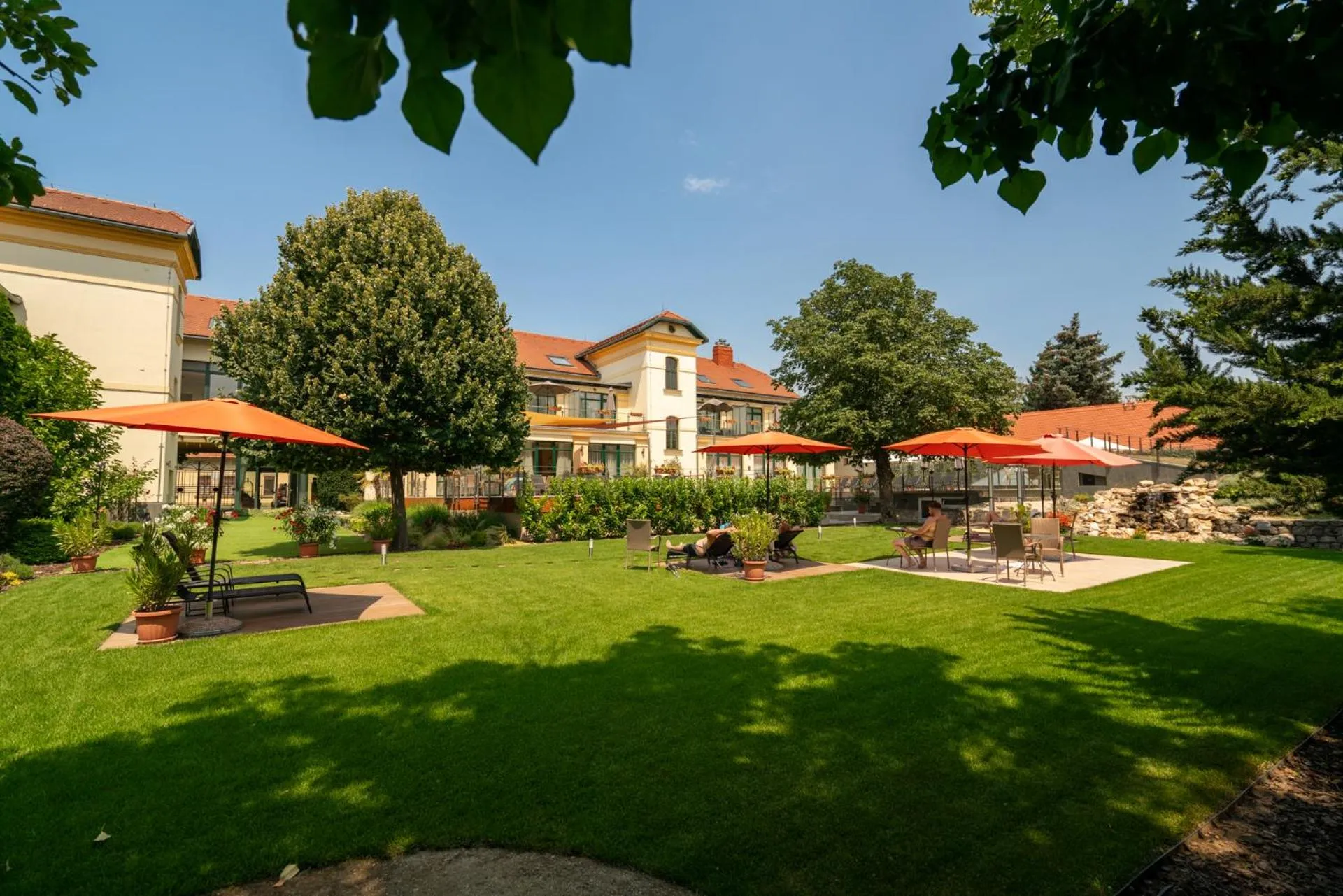 Garden view in Elizabeth Hotel