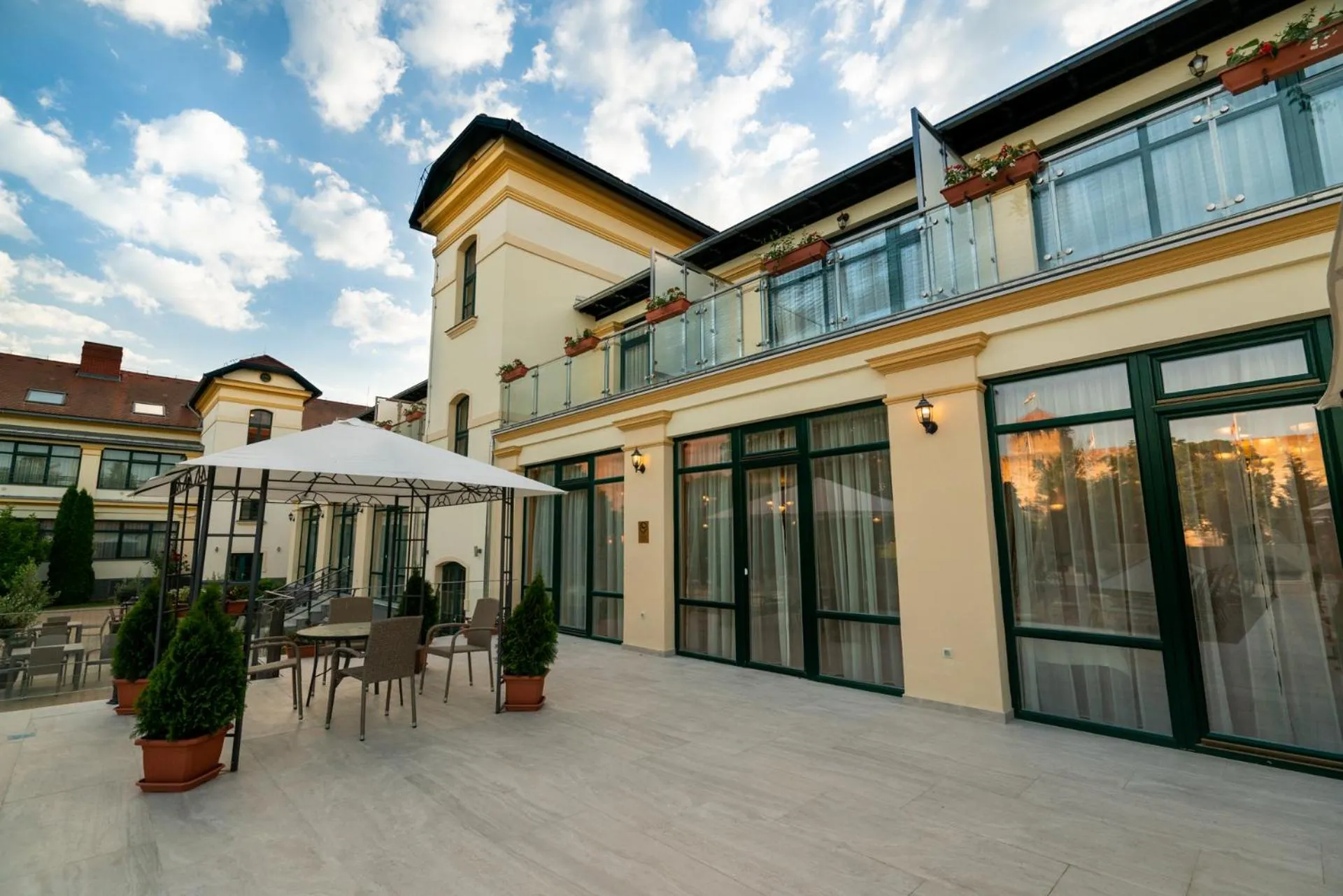 Patio in Elizabeth Hotel