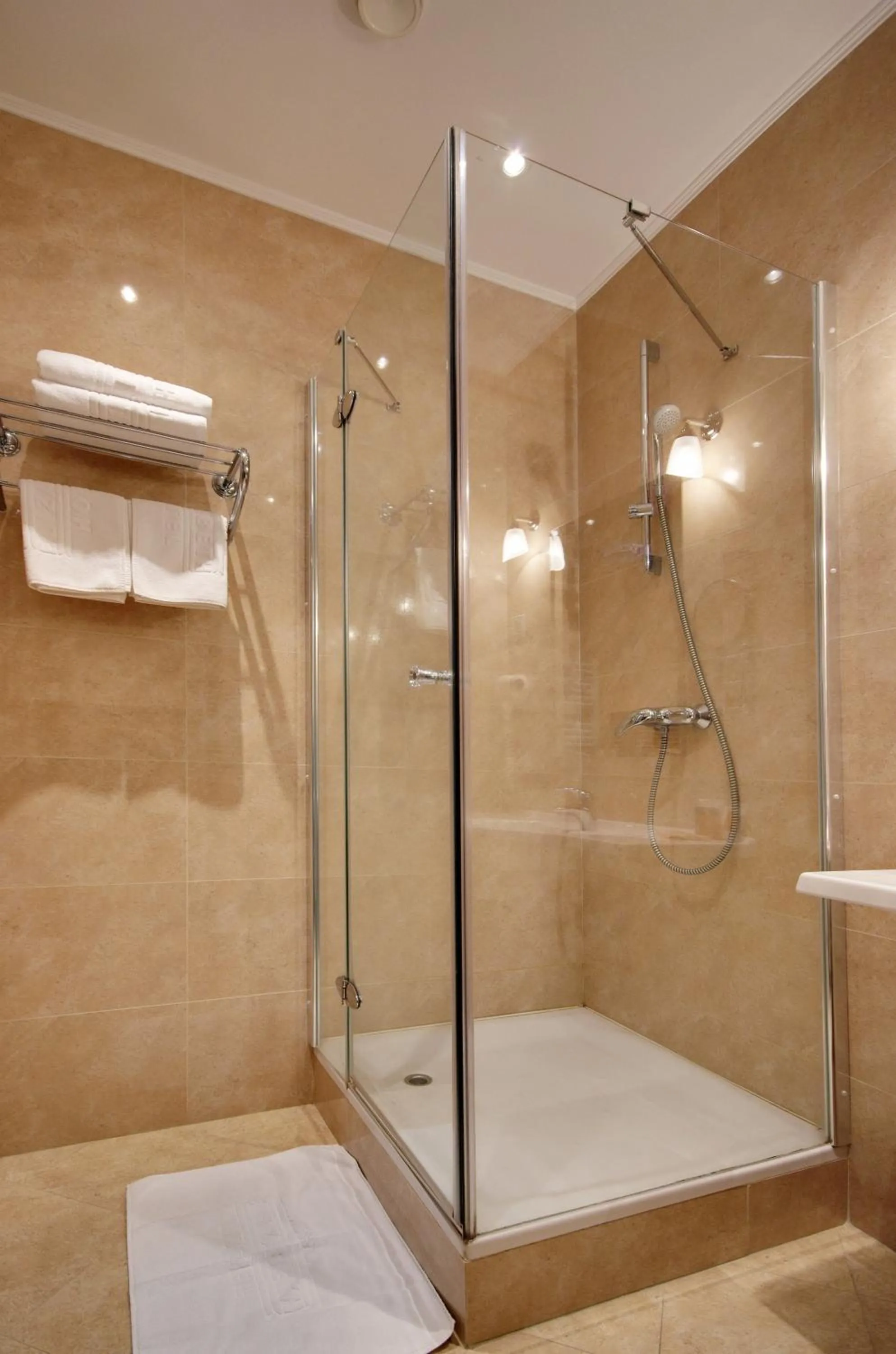 Bathroom in Elizabeth Hotel