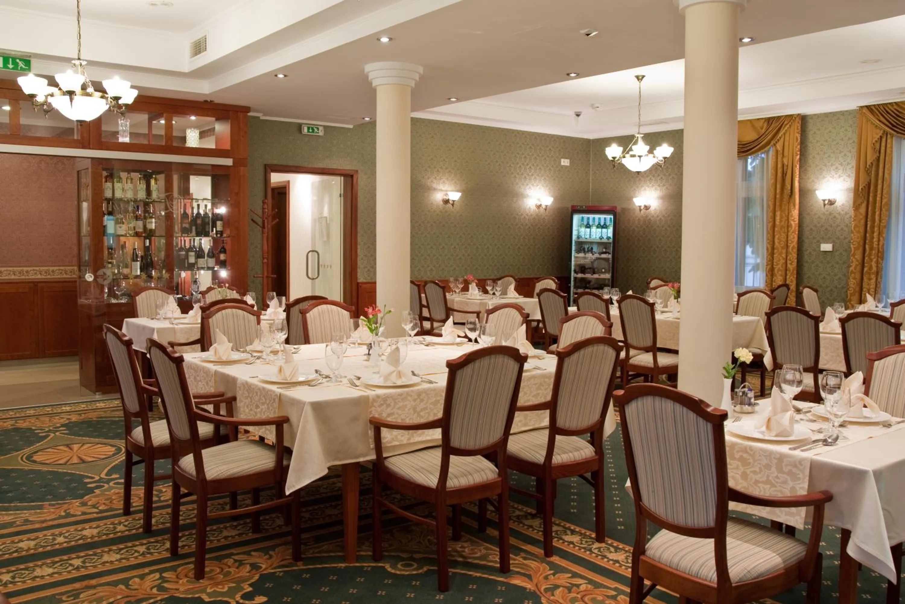 Restaurant/places to eat in Elizabeth Hotel