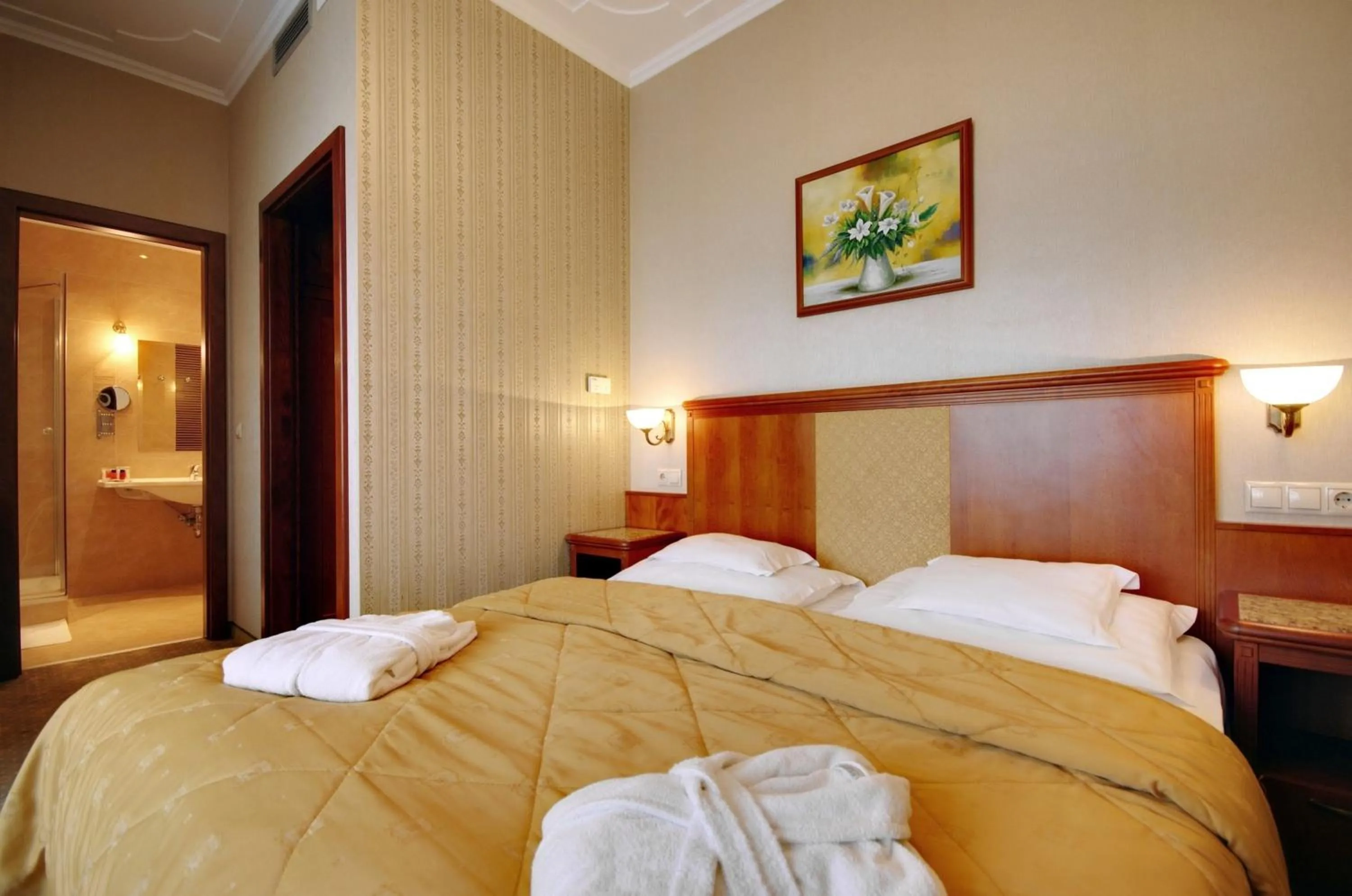 Bed in Elizabeth Hotel