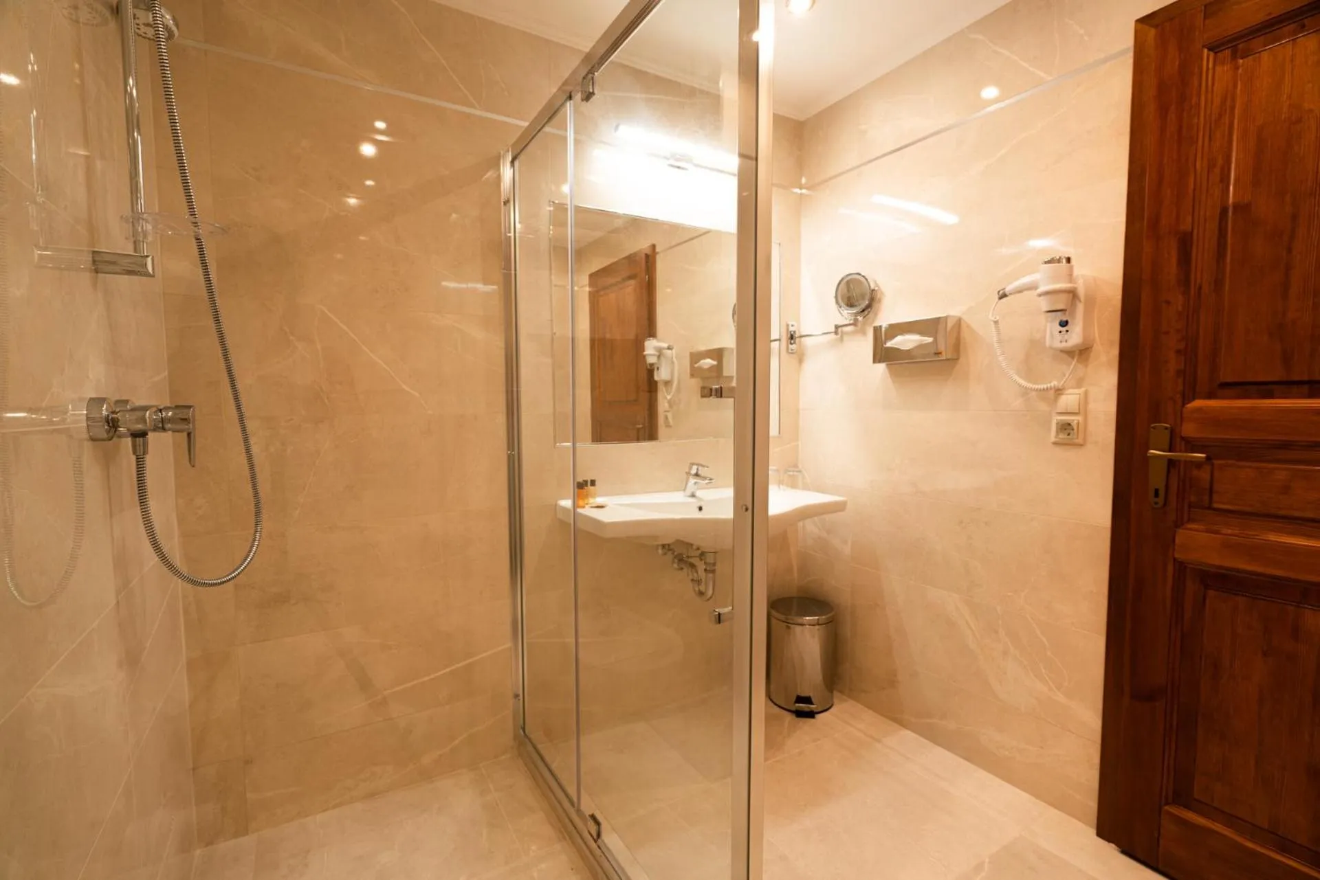 Shower in Elizabeth Hotel