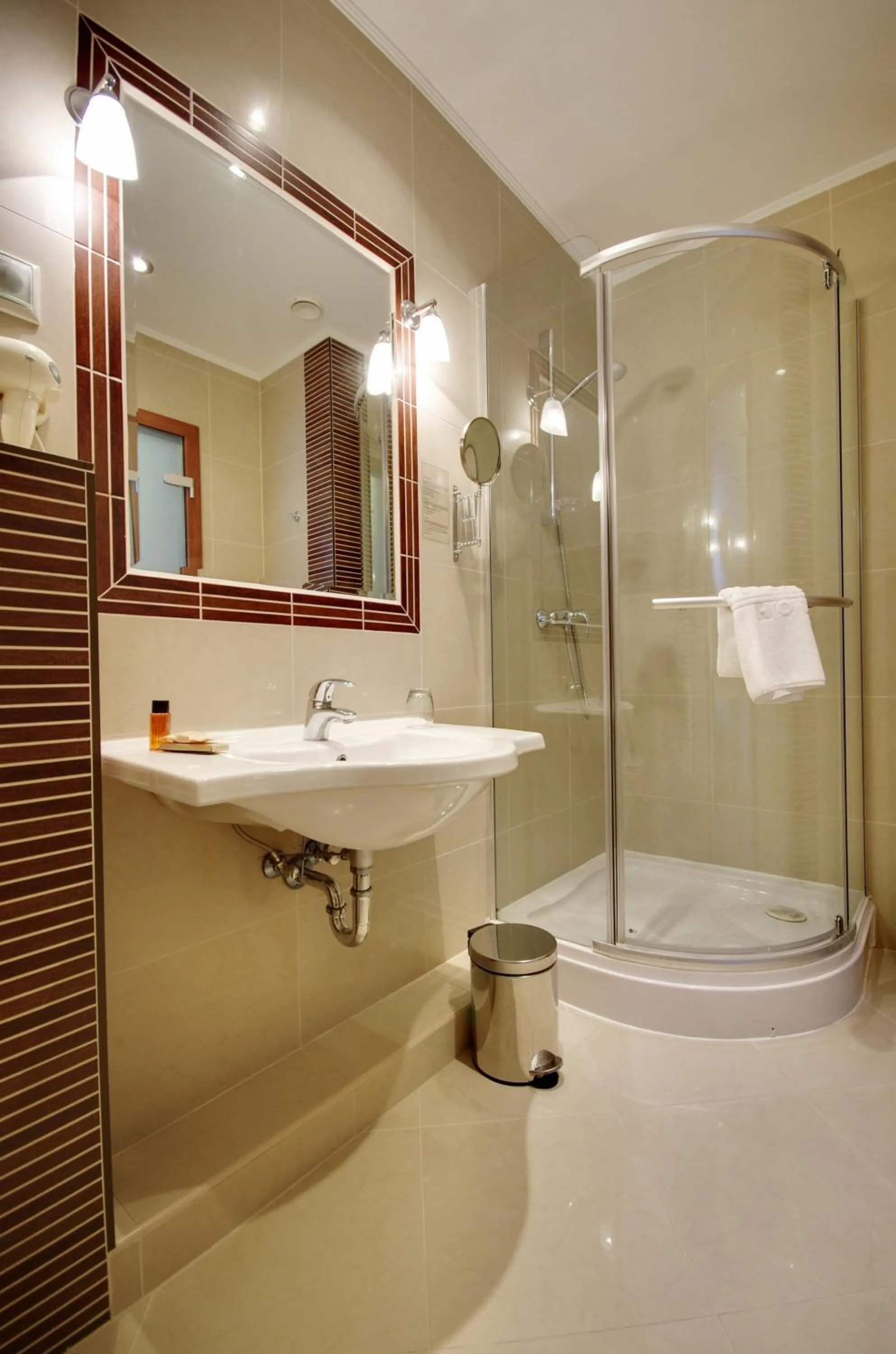 Bathroom in Elizabeth Hotel