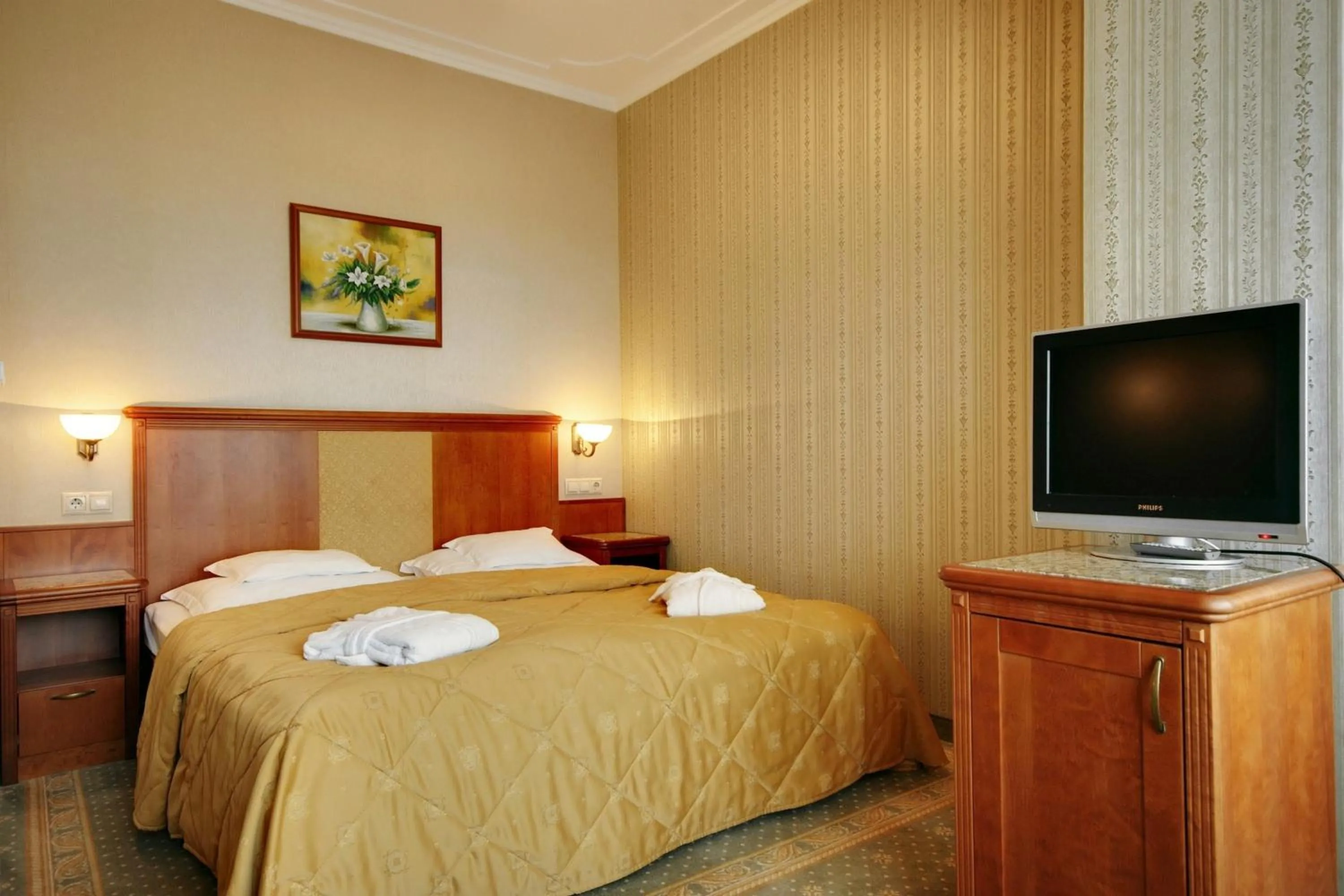 Bed in Elizabeth Hotel