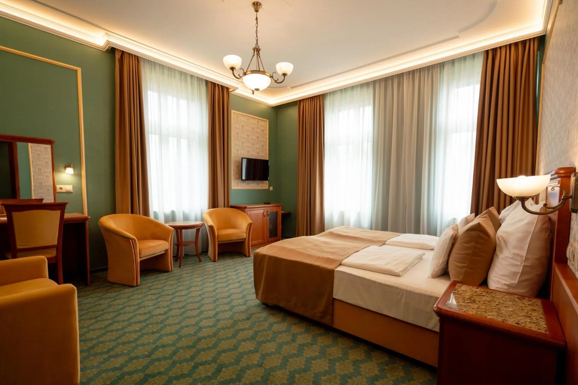 Photo of the whole room, Bed in Elizabeth Hotel