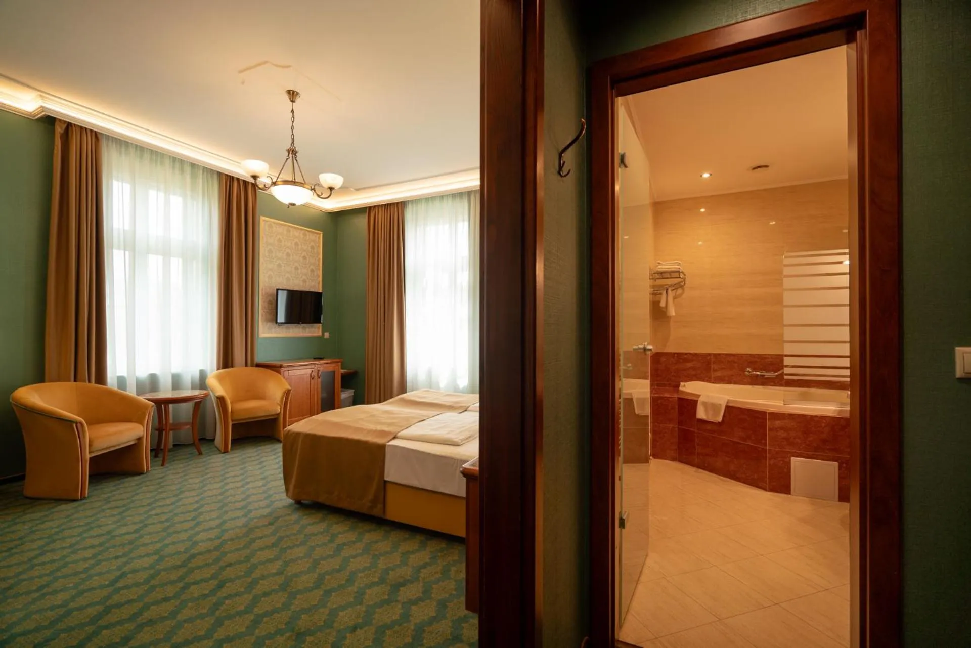 Photo of the whole room, Bed in Elizabeth Hotel