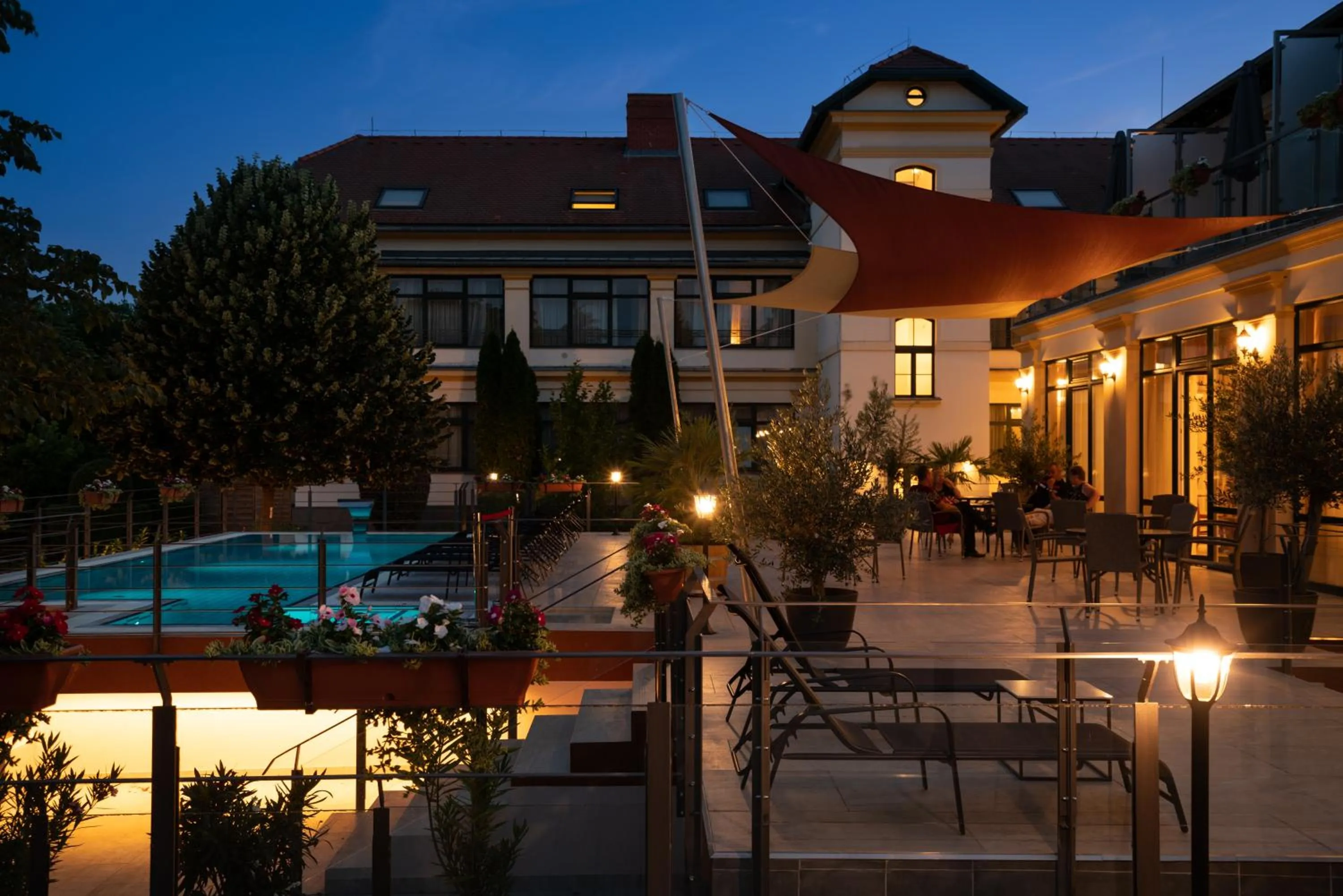 Pool view in Elizabeth Hotel