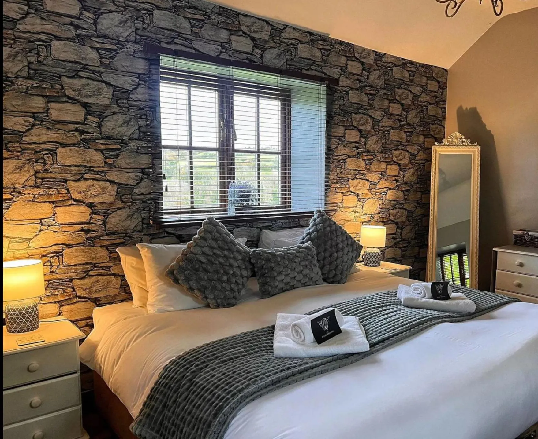 Bedroom, Bed in The Mary Tavy Inn