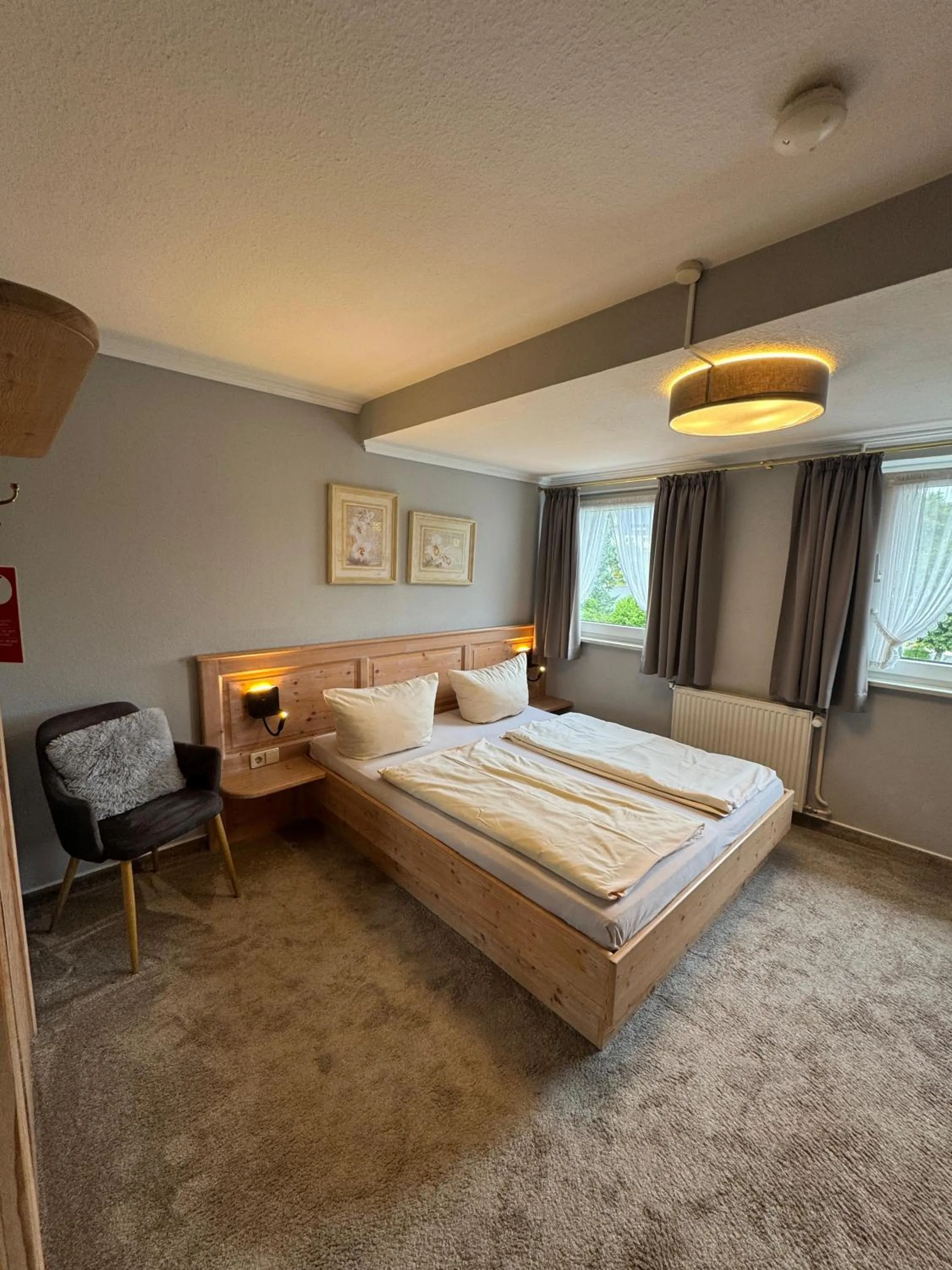 Photo of the whole room, Bed in Engemann Kurve