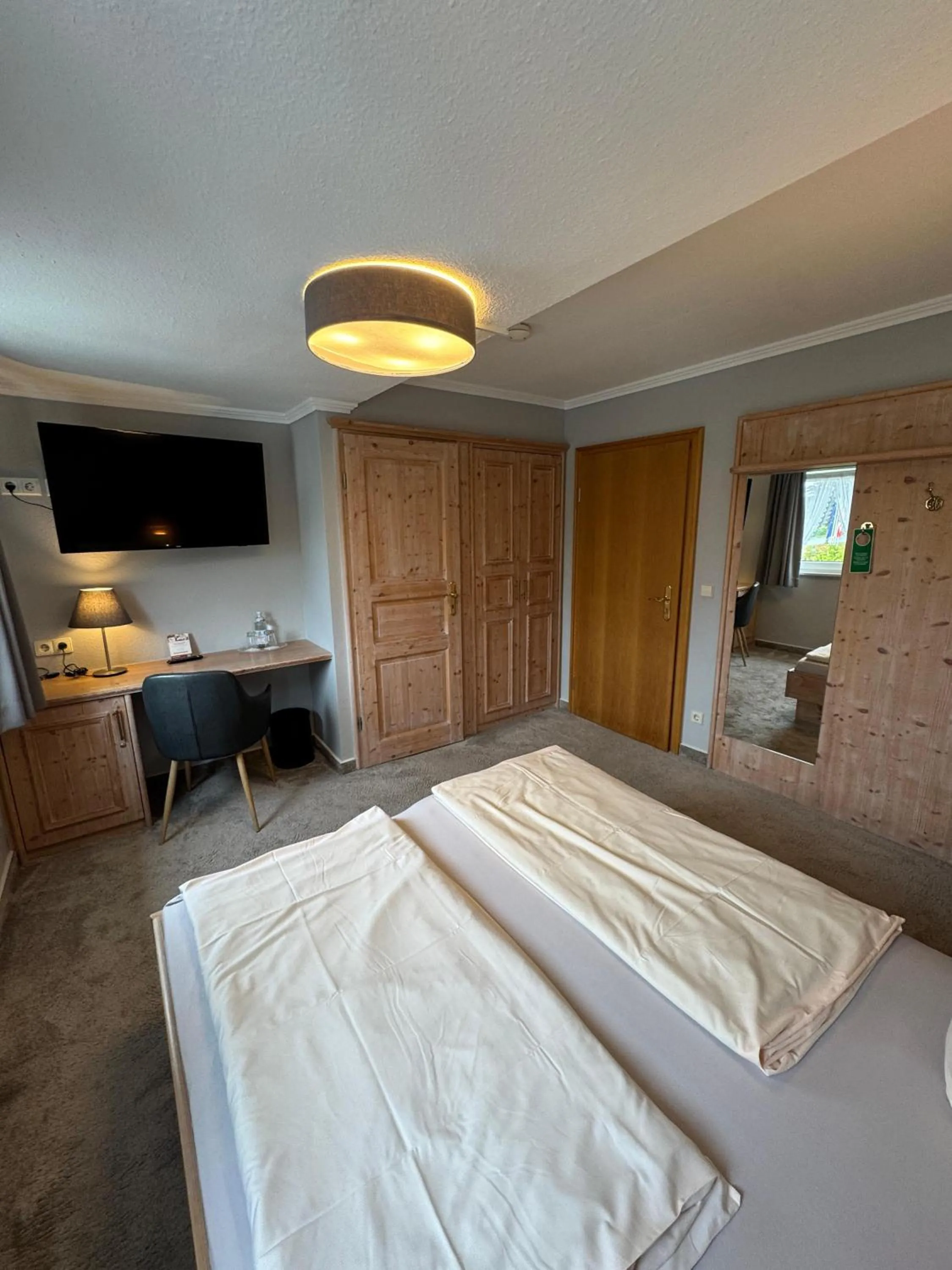 Photo of the whole room, Bed in Engemann Kurve