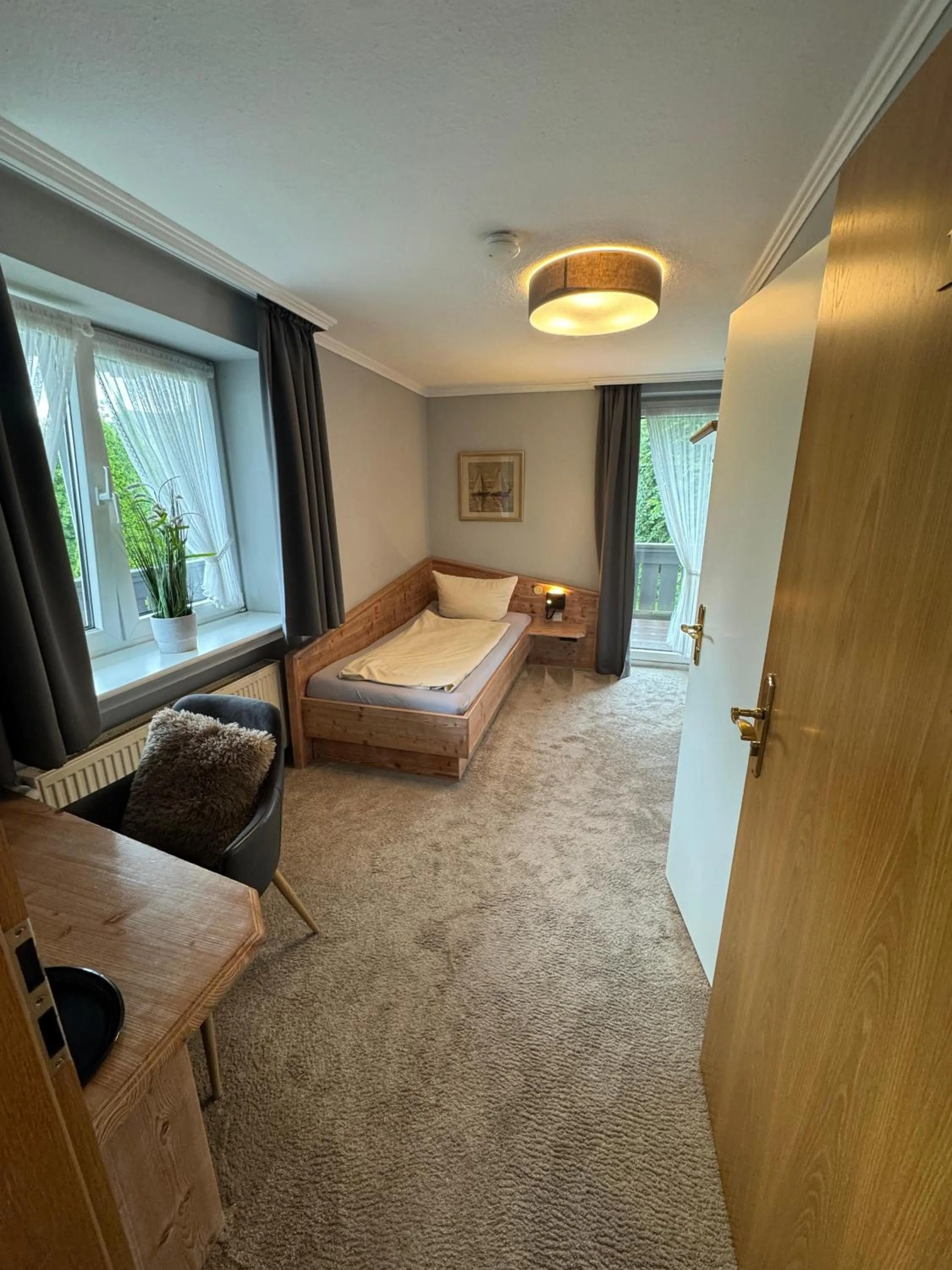 Photo of the whole room, Bed in Engemann Kurve