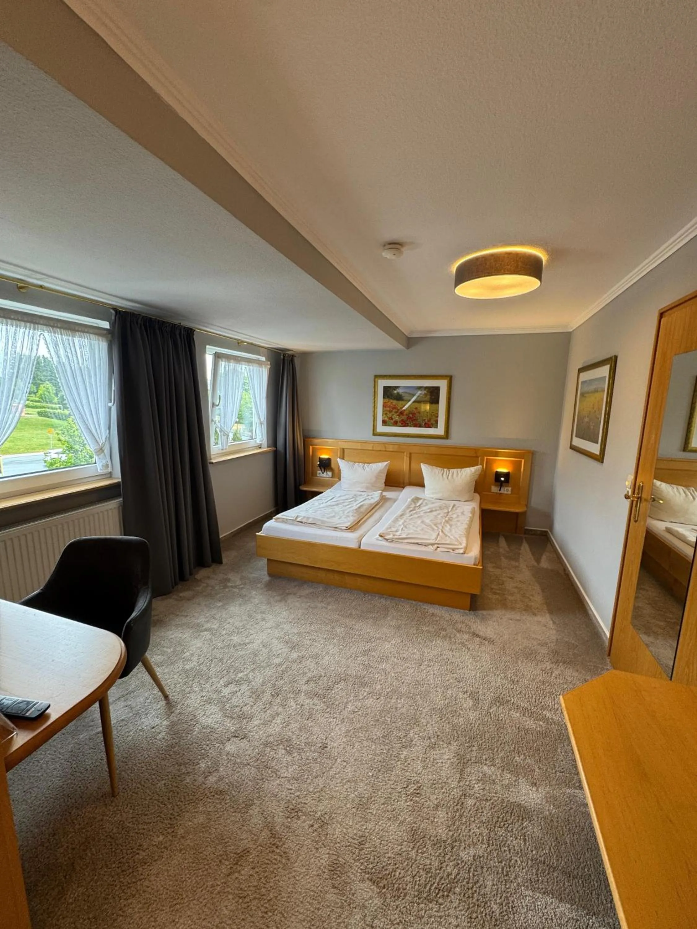 Photo of the whole room, Bed in Engemann Kurve