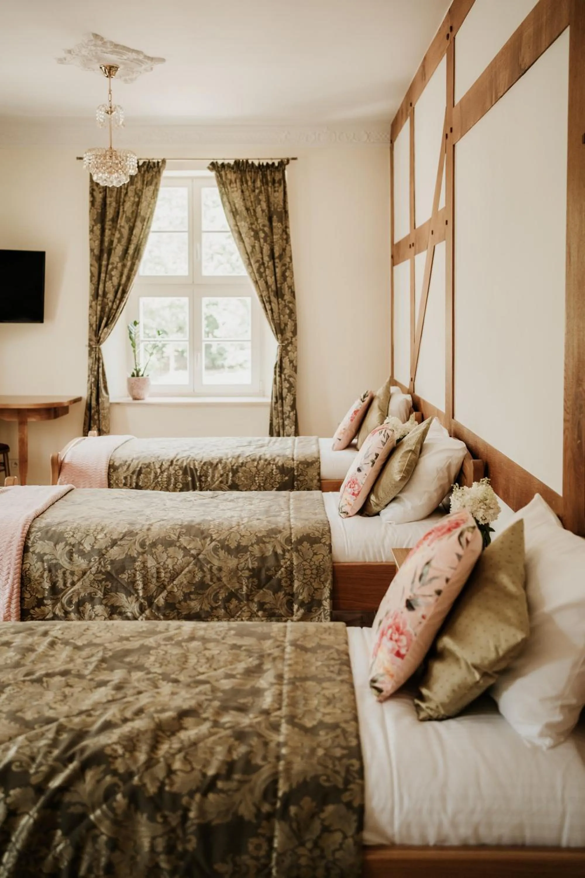 Bed in Pałac Bogaczów - noclegi - restauracja - przyjęcia