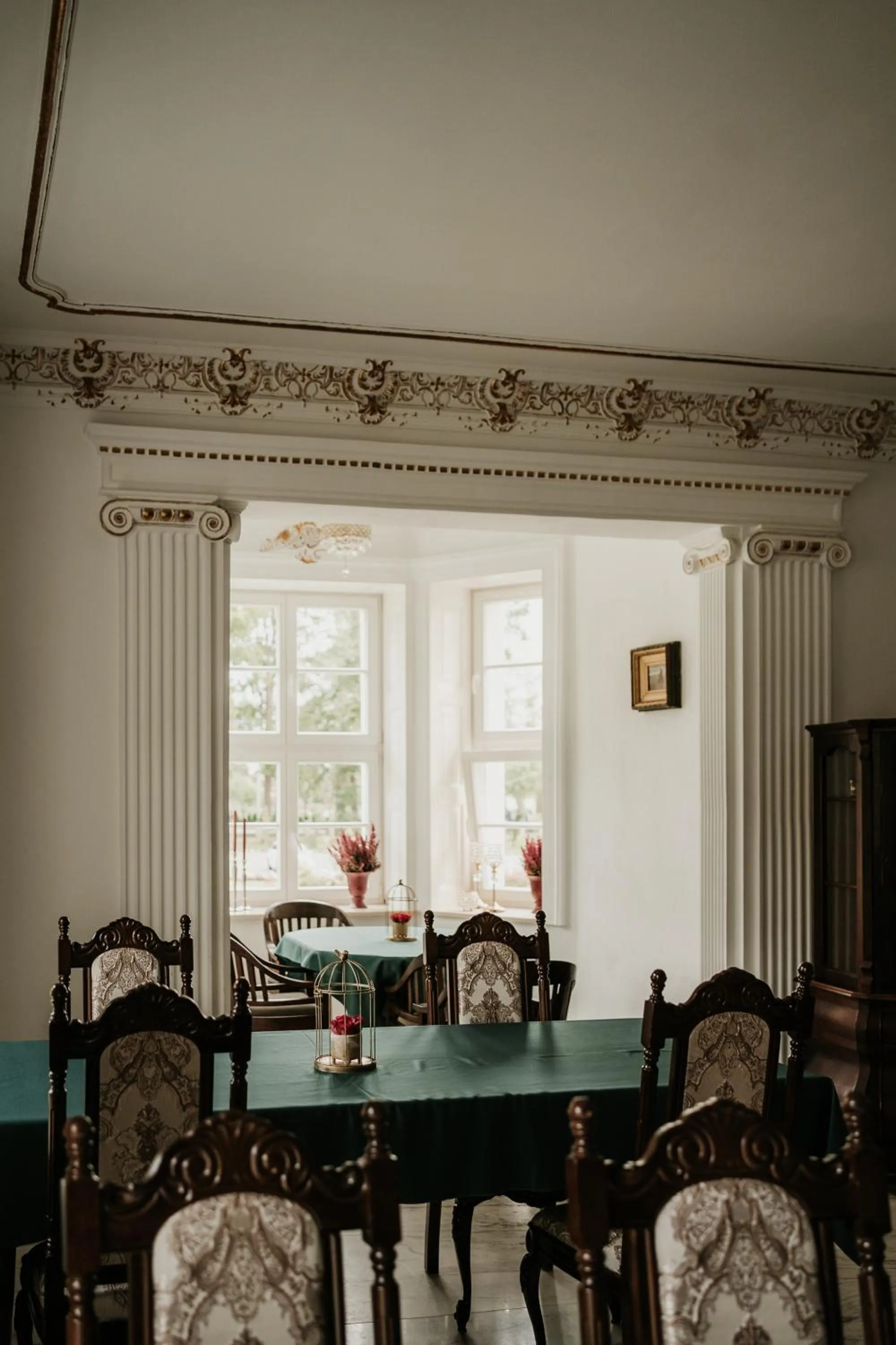 Dining area in Pałac Bogaczów - noclegi - restauracja - przyjęcia