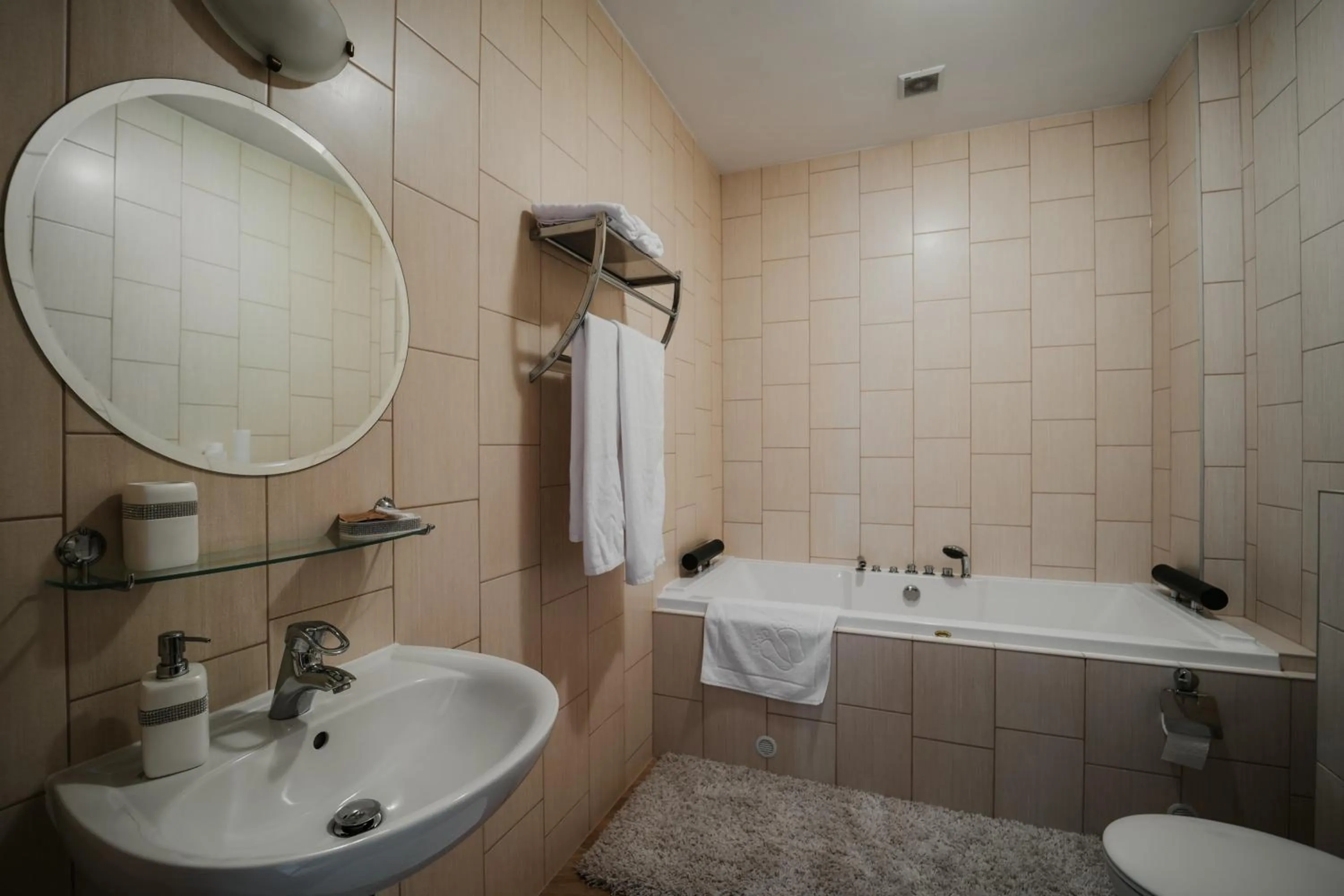 Shower in Pałac Bogaczów - noclegi - restauracja - przyjęcia