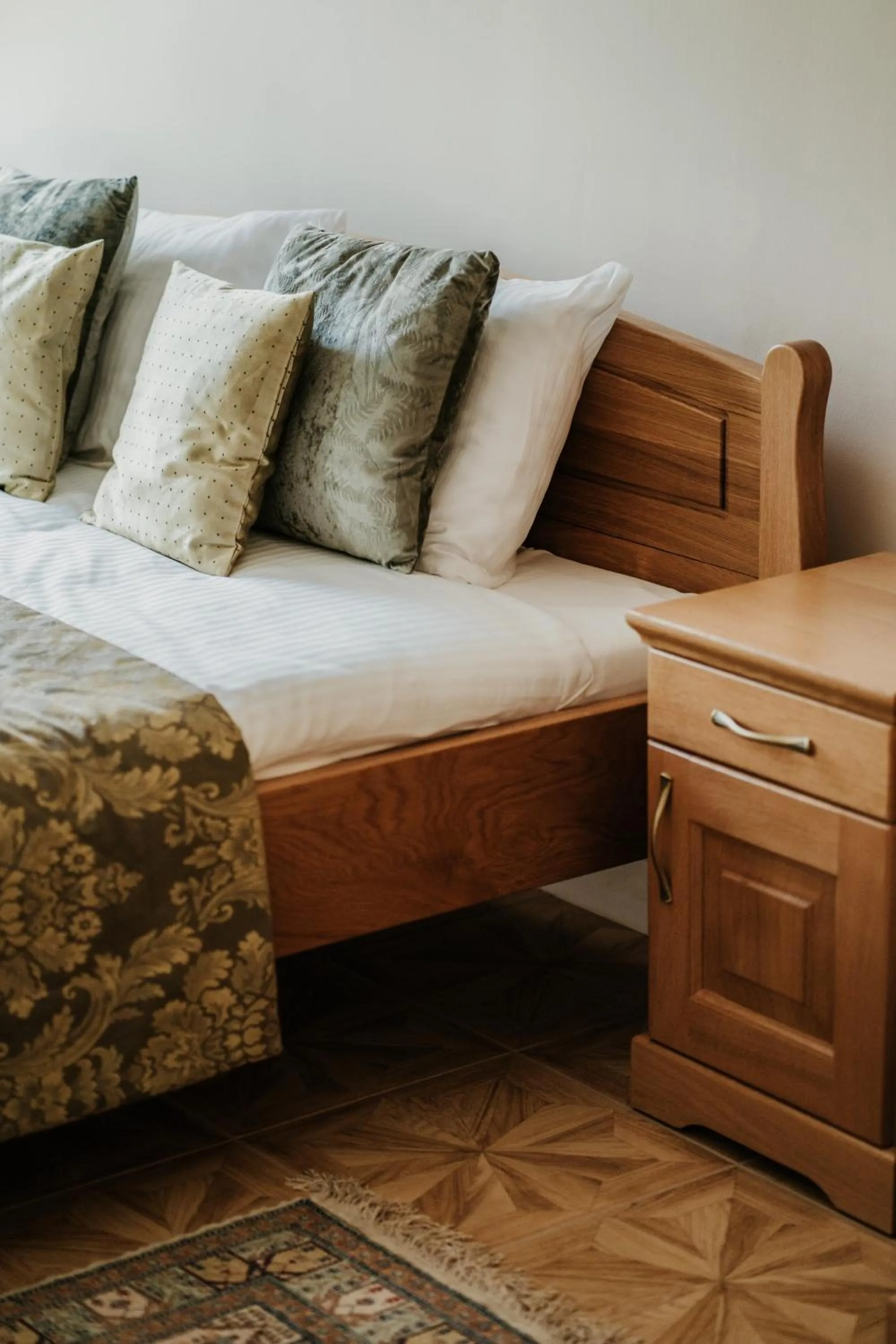 Bed in Pałac Bogaczów - noclegi - restauracja - przyjęcia