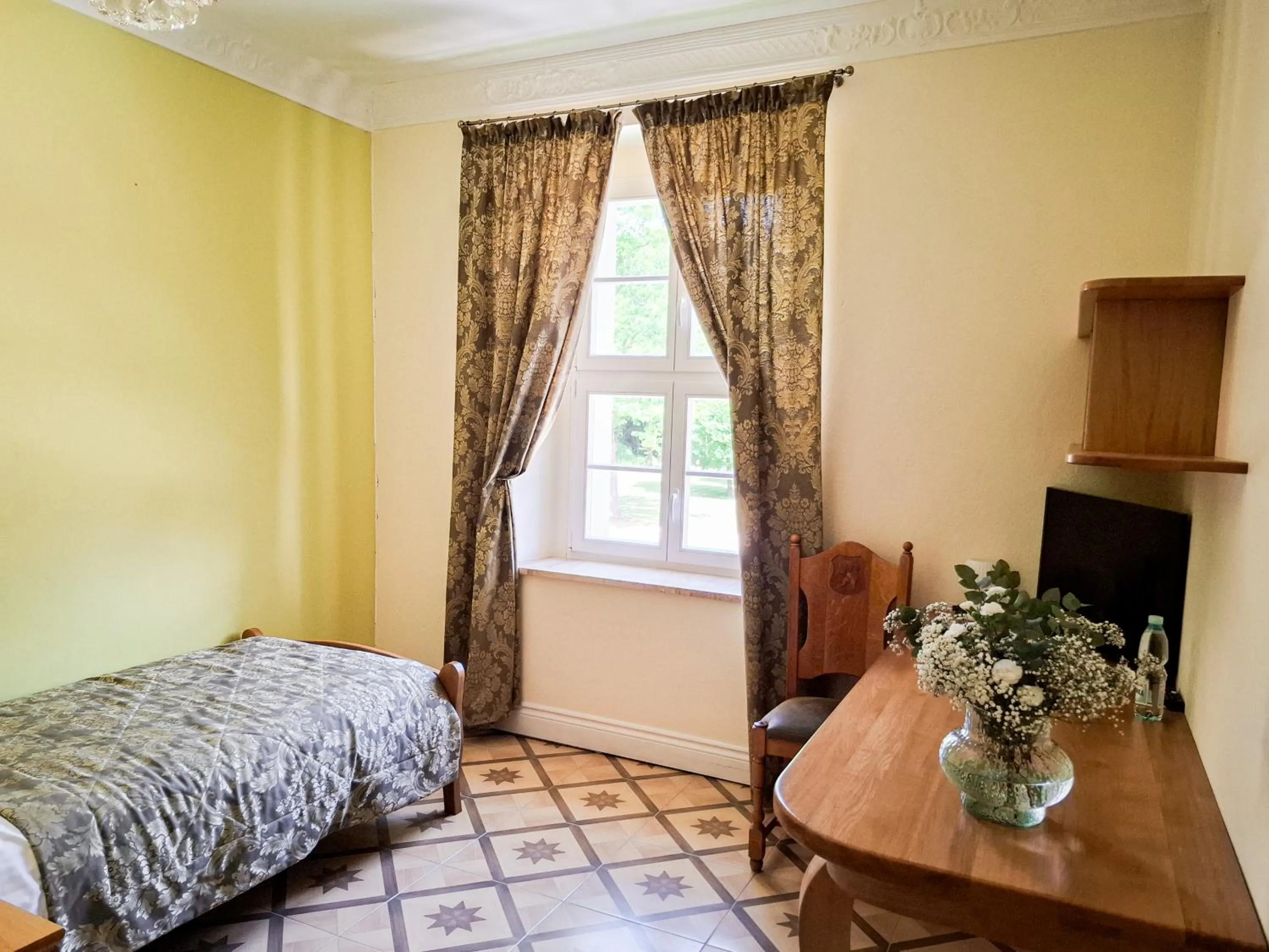 Bed in Pałac Bogaczów - noclegi - restauracja - przyjęcia