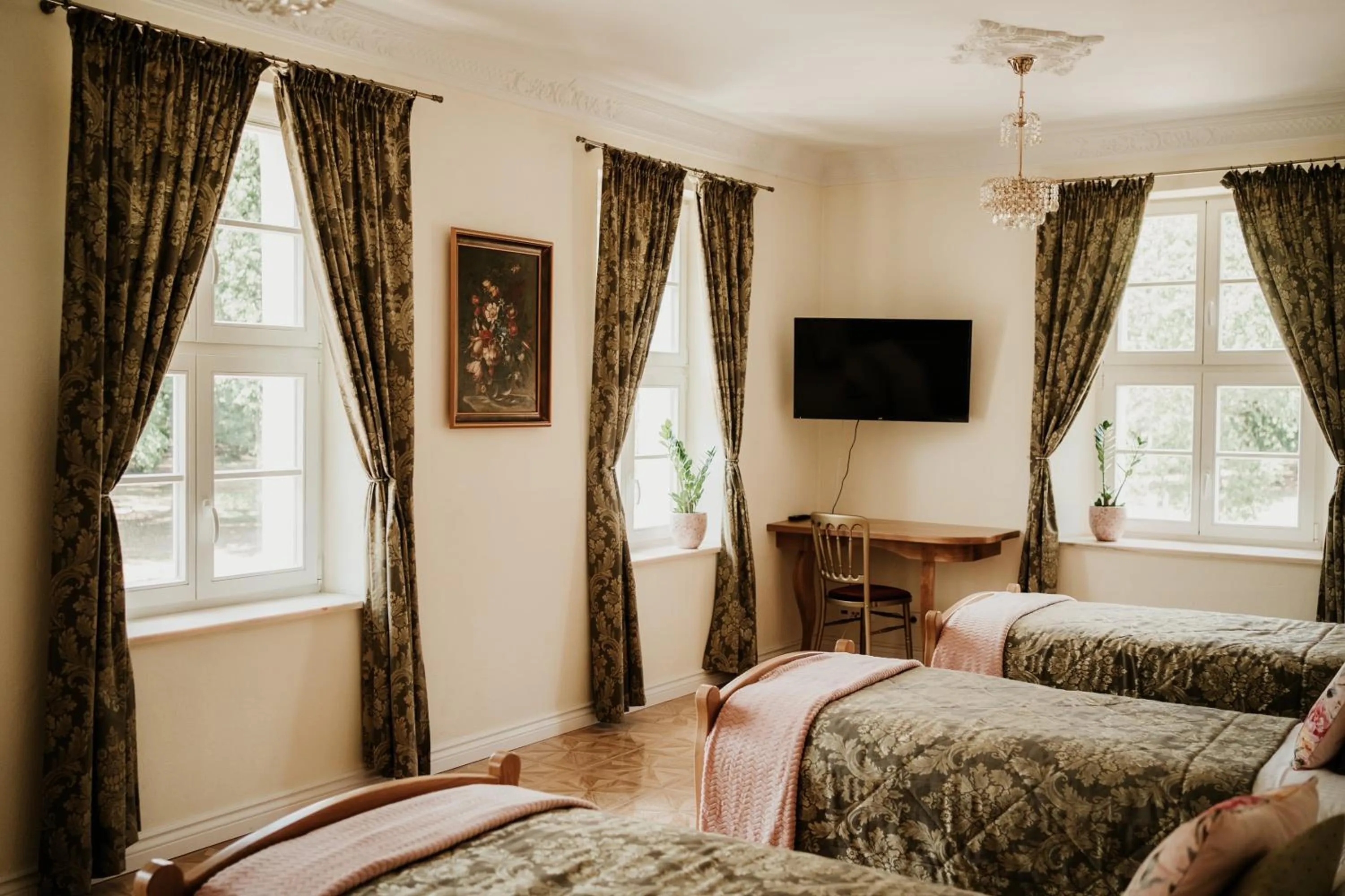 Bed in Pałac Bogaczów - noclegi - restauracja - przyjęcia