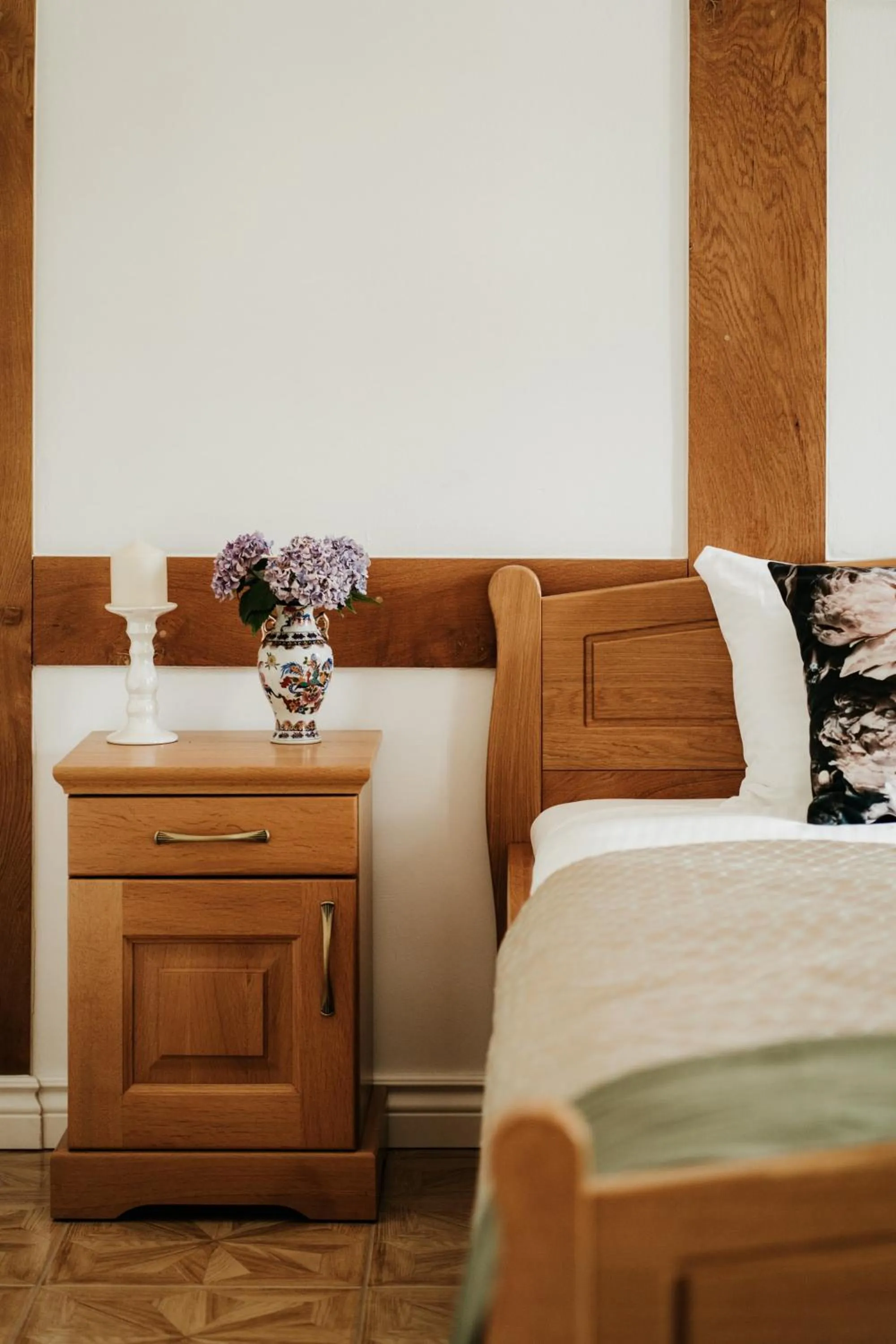 Bed in Pałac Bogaczów - noclegi - restauracja - przyjęcia