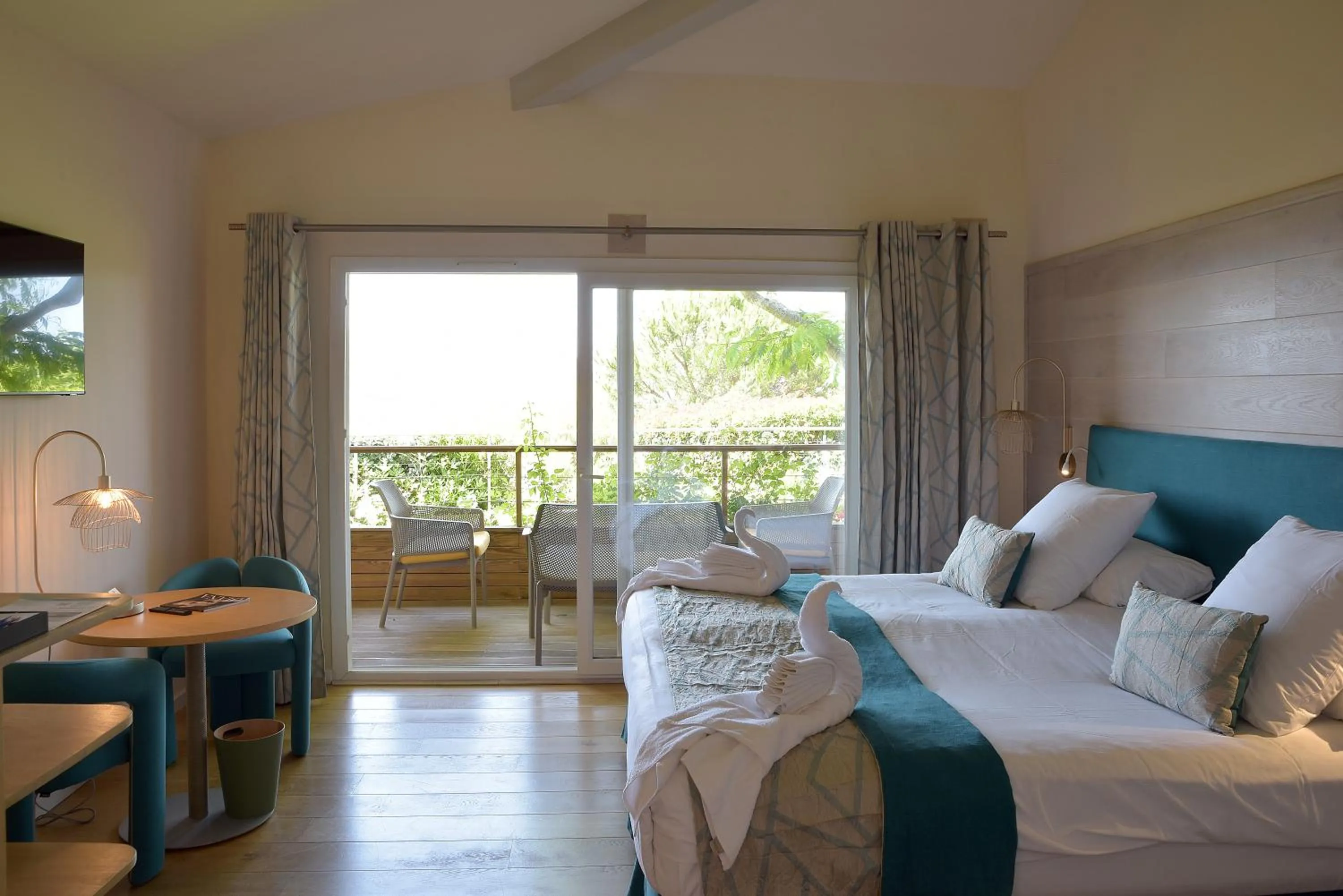 Bedroom, Bed in Hôtel Alivi Di Santa Giulia