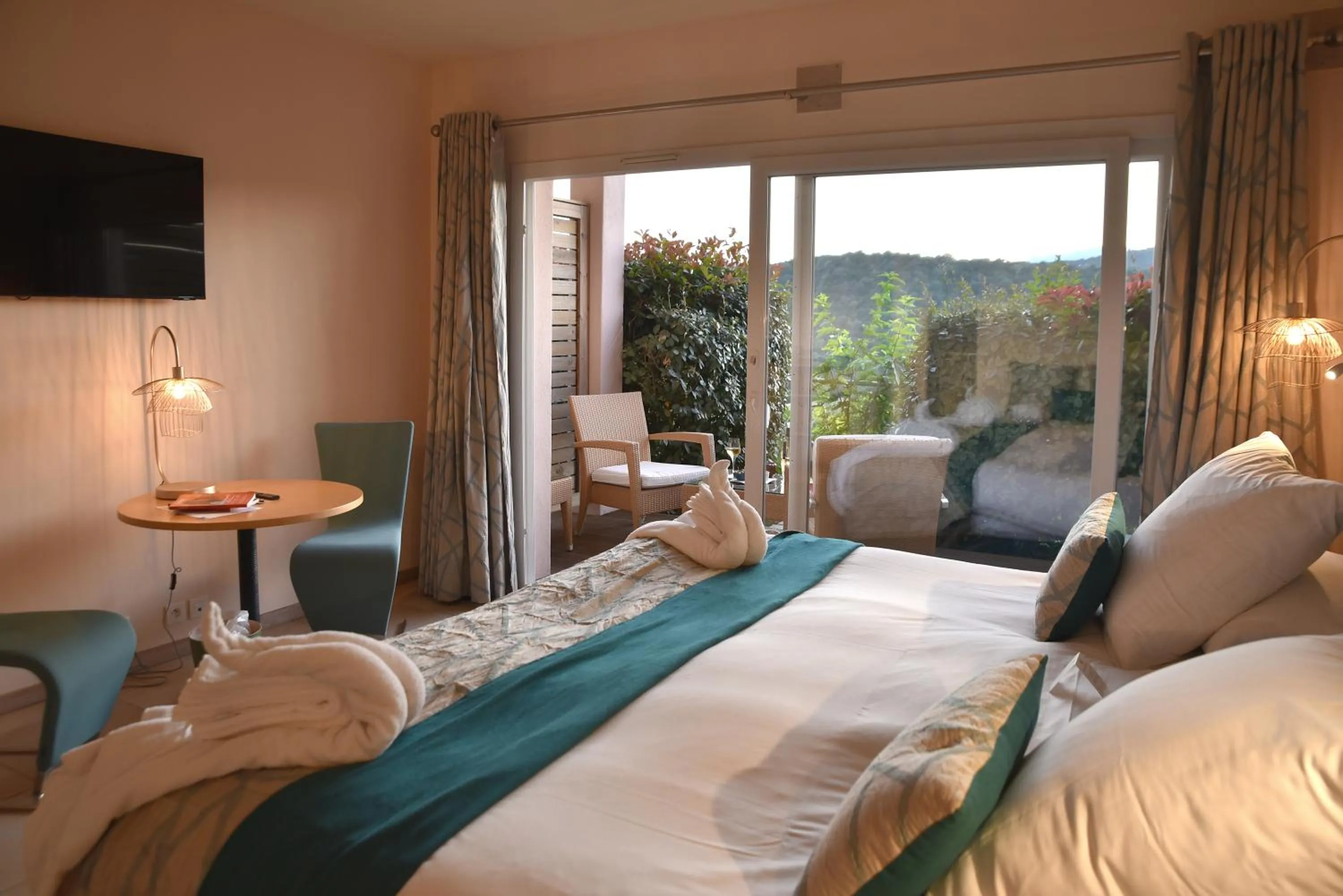 Patio, Bed in Hôtel Alivi Di Santa Giulia